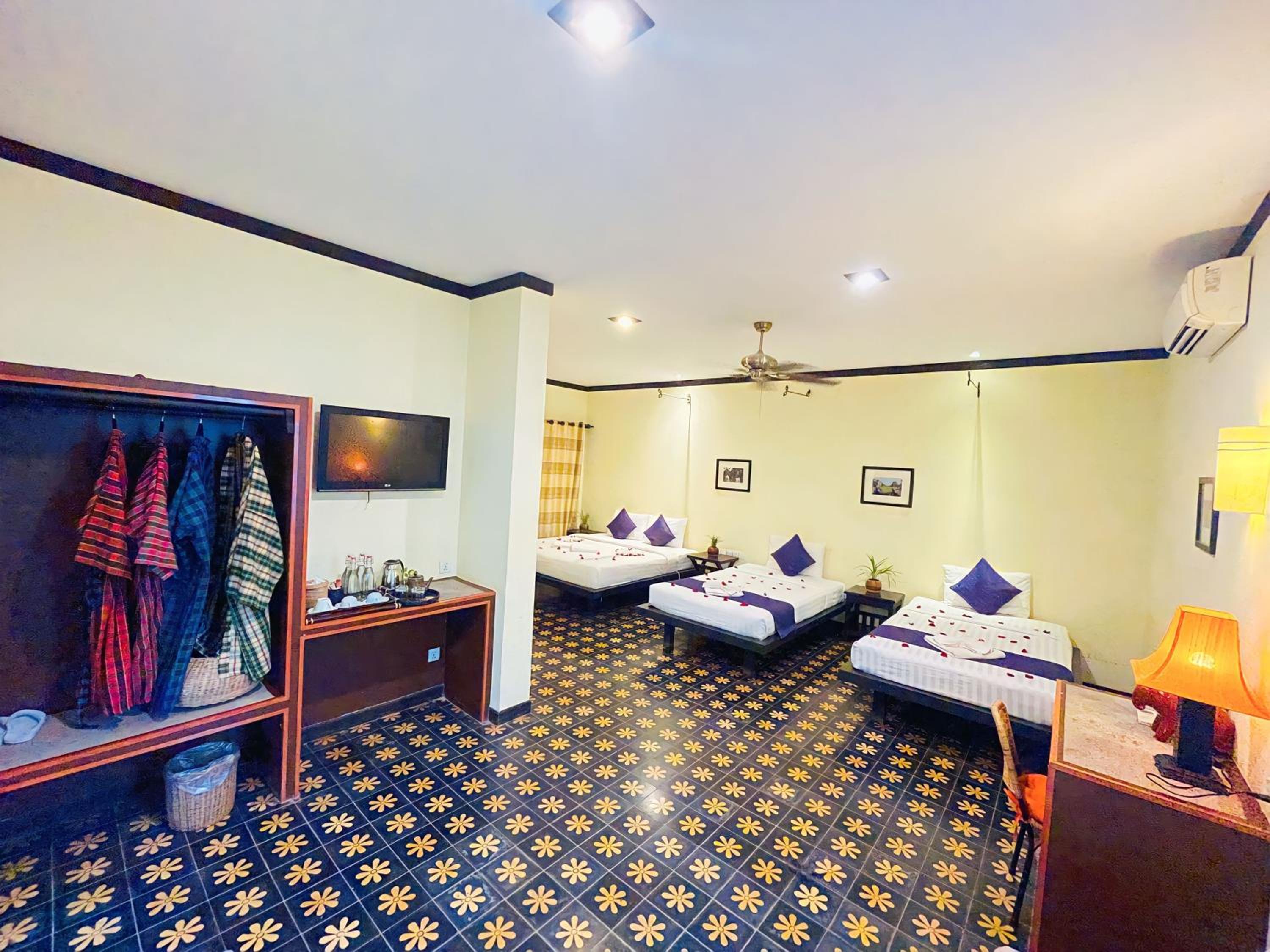 Honeymoon Suite with Balcony and Pool View - Free Setup on Bed + 1 Time Welcome Fruit photo 1