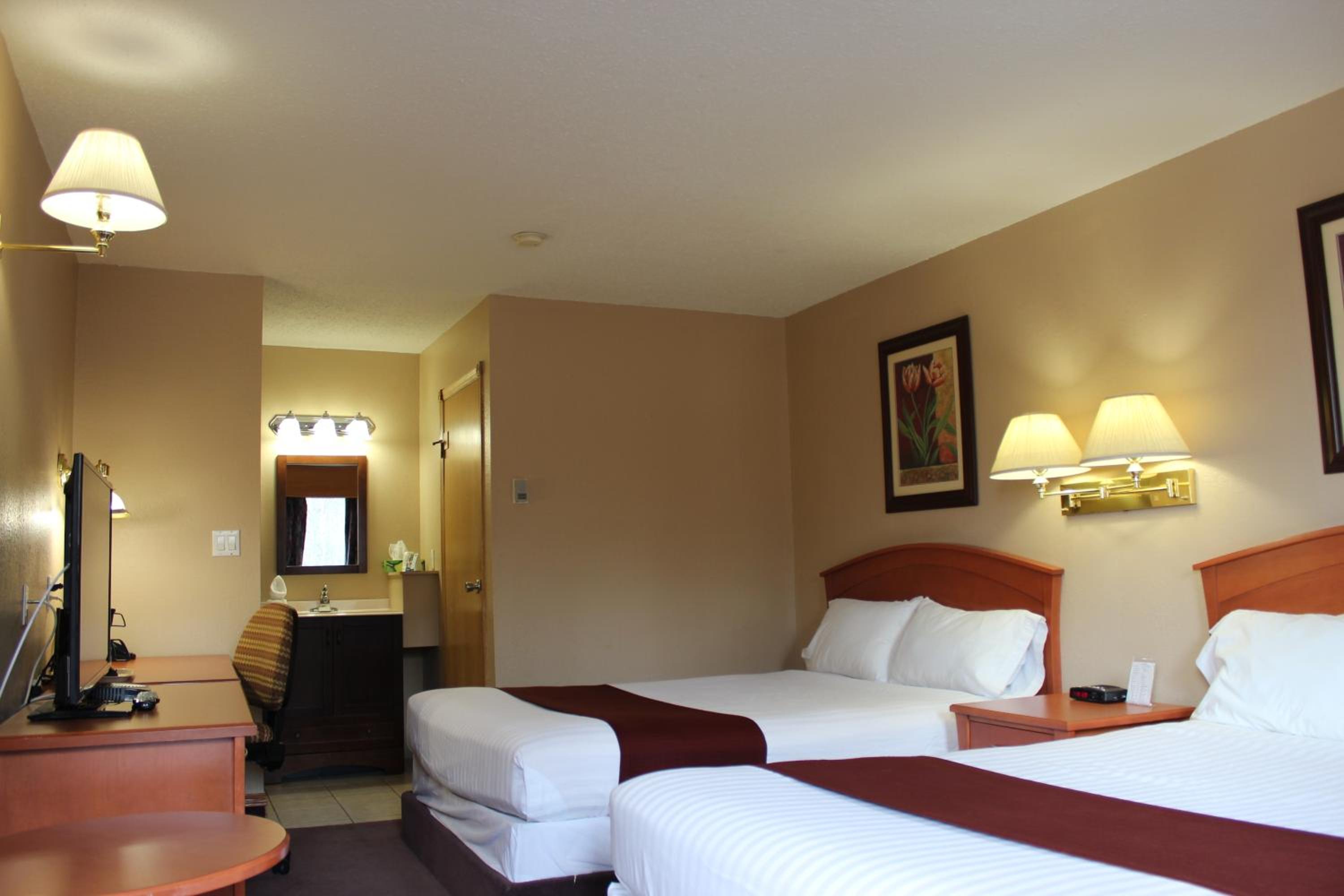 Queen Room With Two Queen Beds - Smoking photo 1