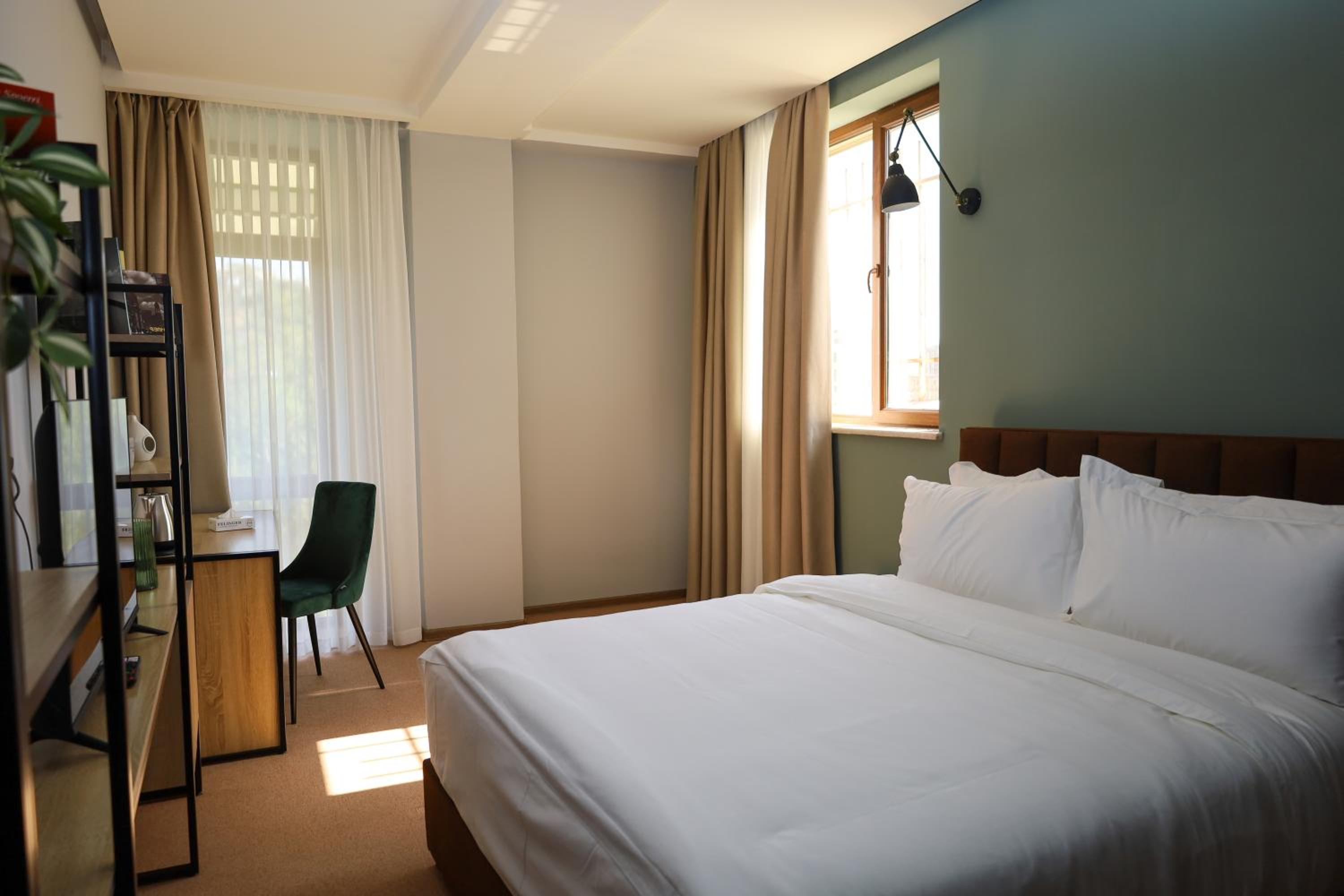 Deluxe Double Room with Balcony photo 3