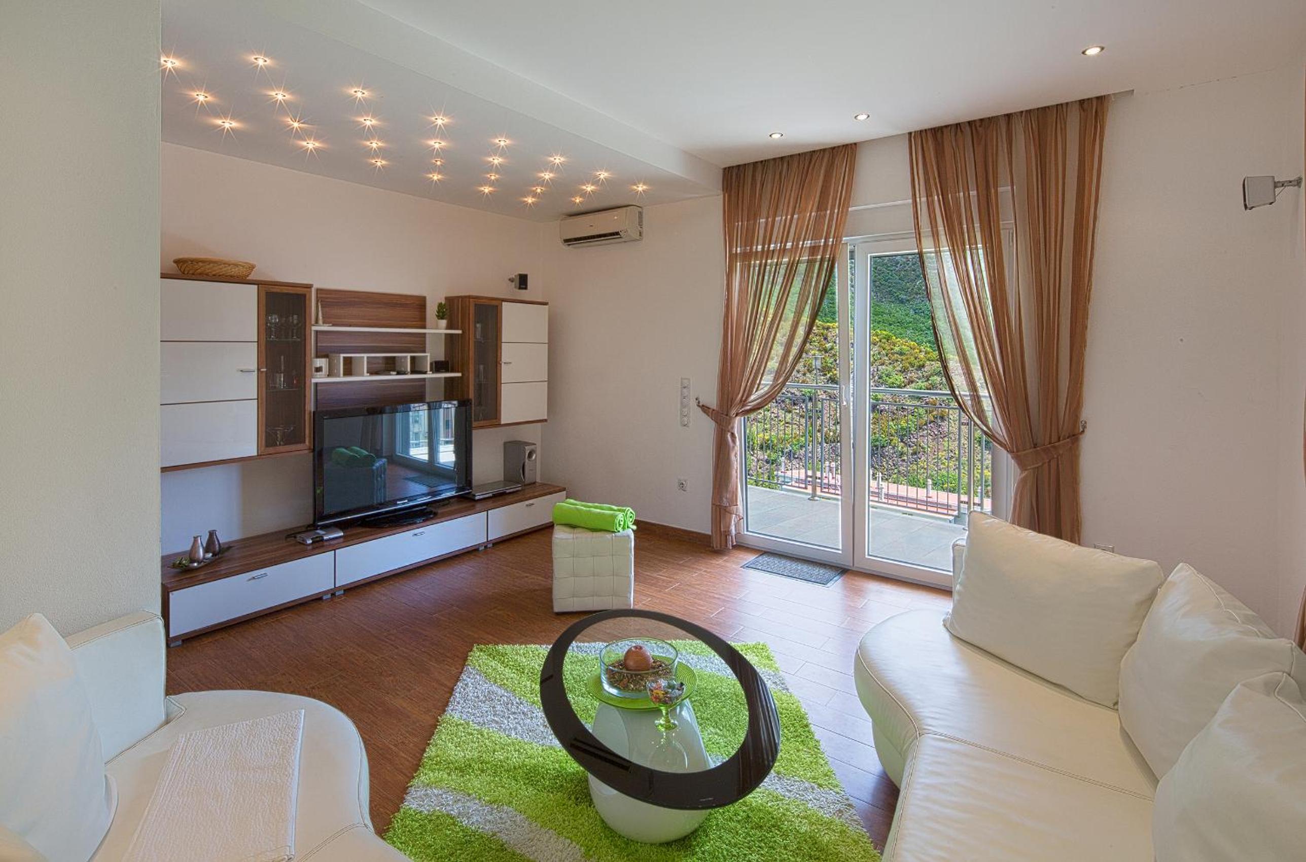 Three-Bedroom Apartment with Terrace and Sea View photo 1