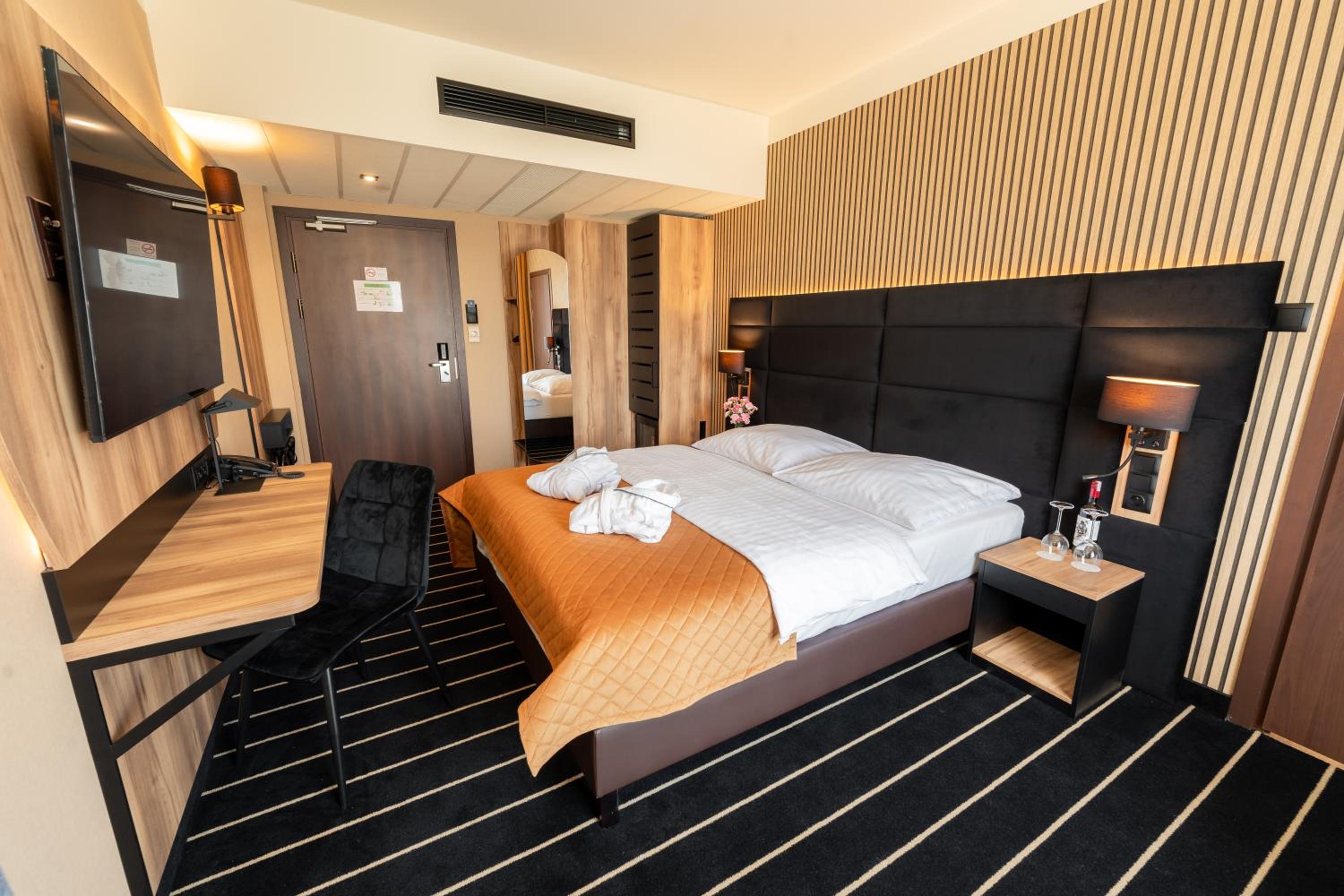 Business Double Room - Photo 11