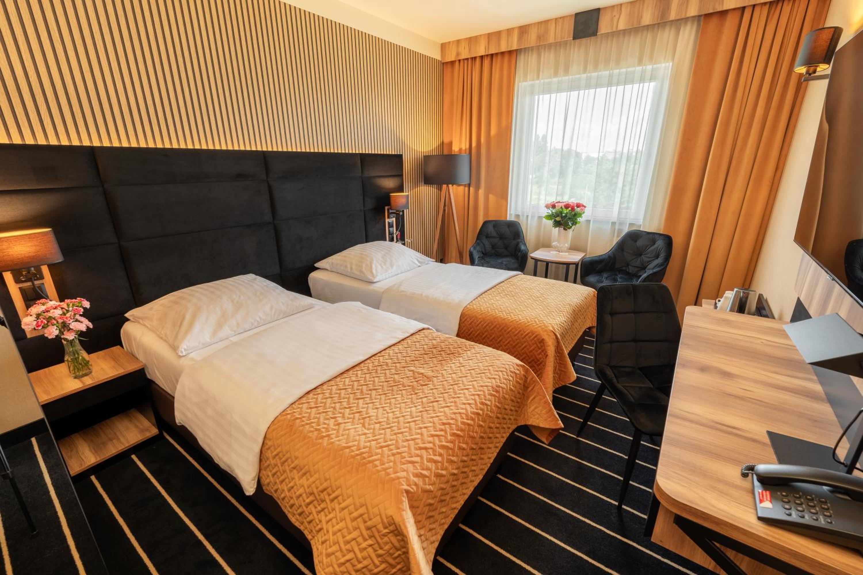 Business Twin Room - Photo 2