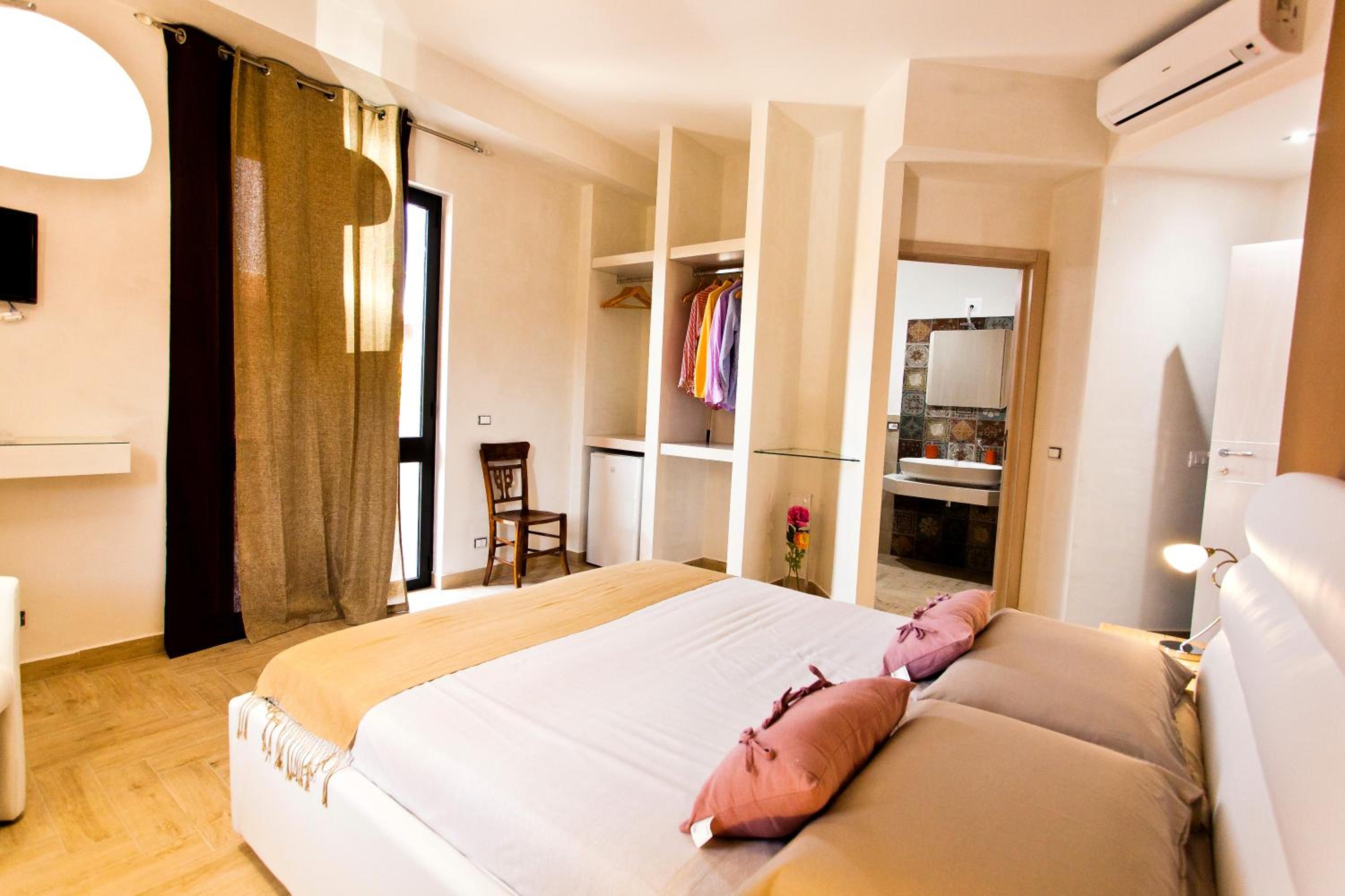 Deluxe Double Room with Balcony photo 3
