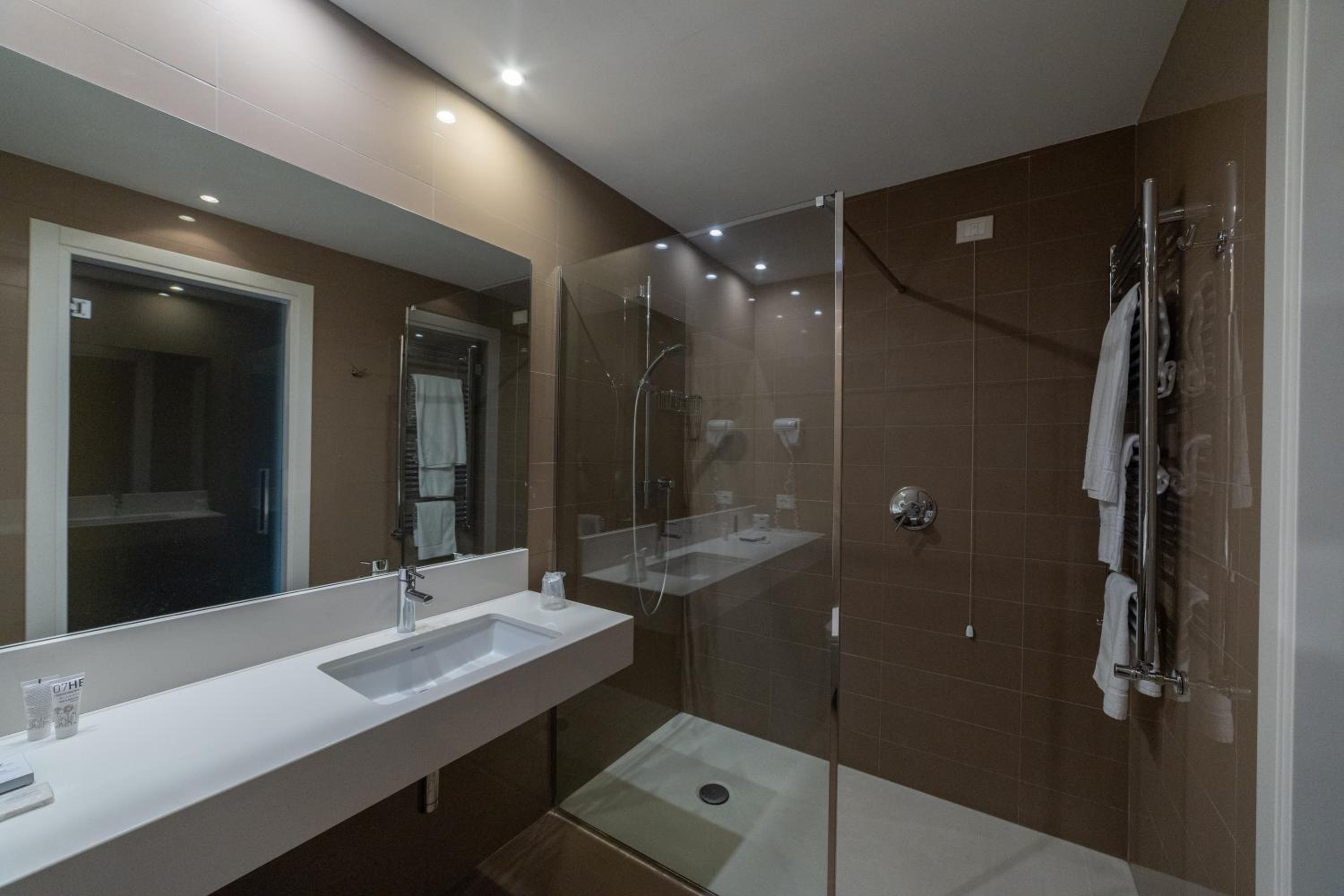 Twin Room - Photo 5