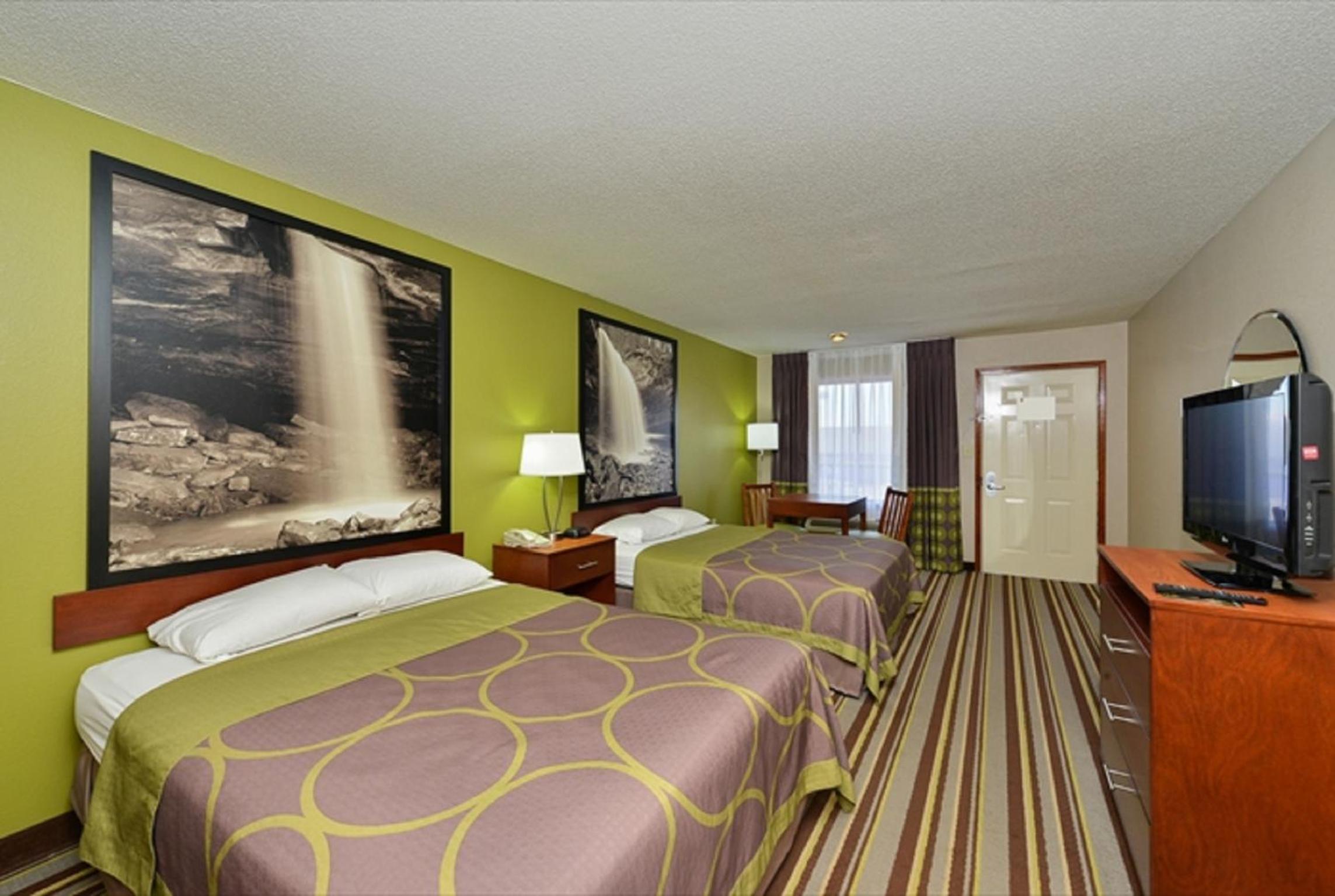Queen Room with Two Queen Beds - Smoking - Photo 2