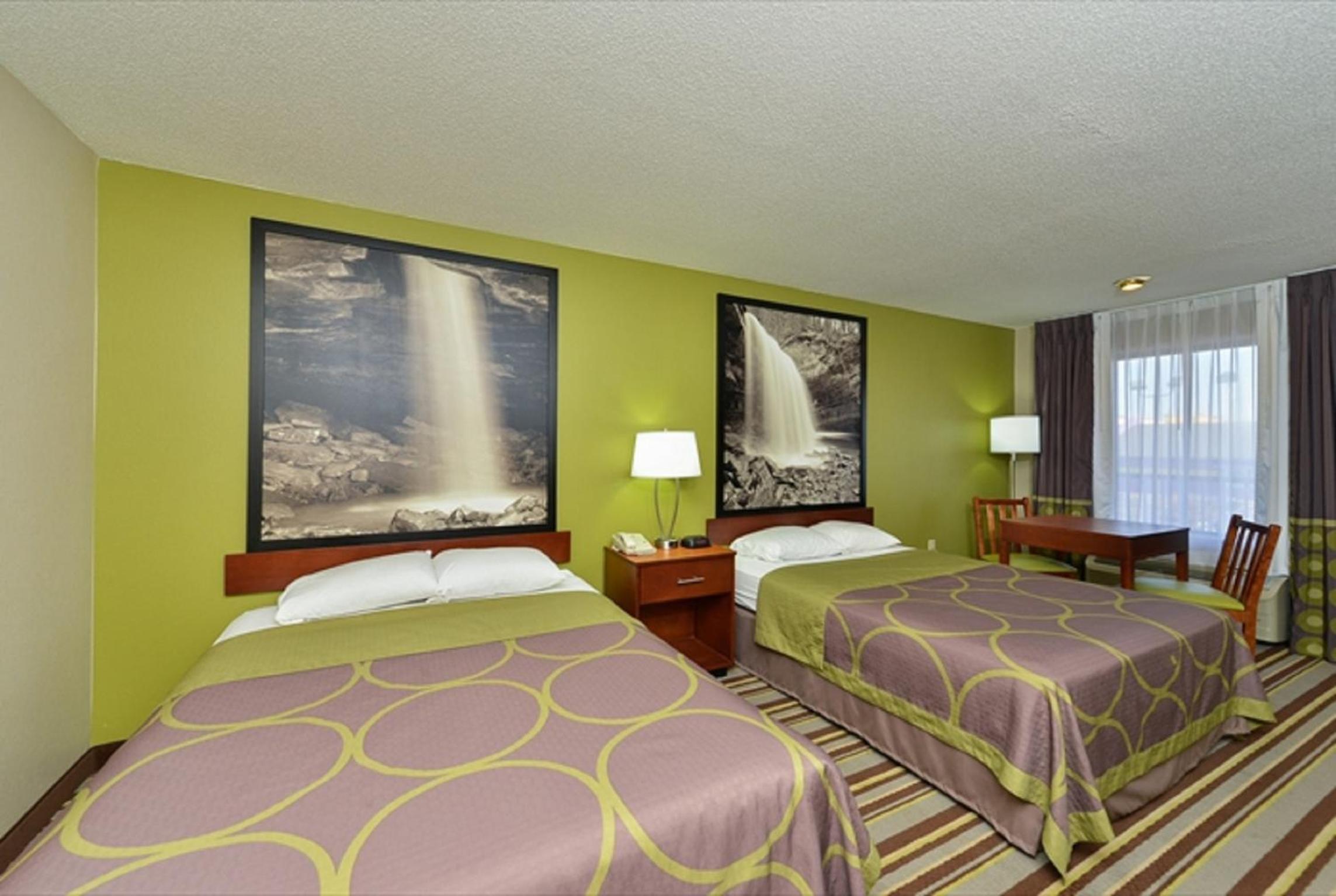 Queen Room with Two Queen Beds - Smoking - Photo 3