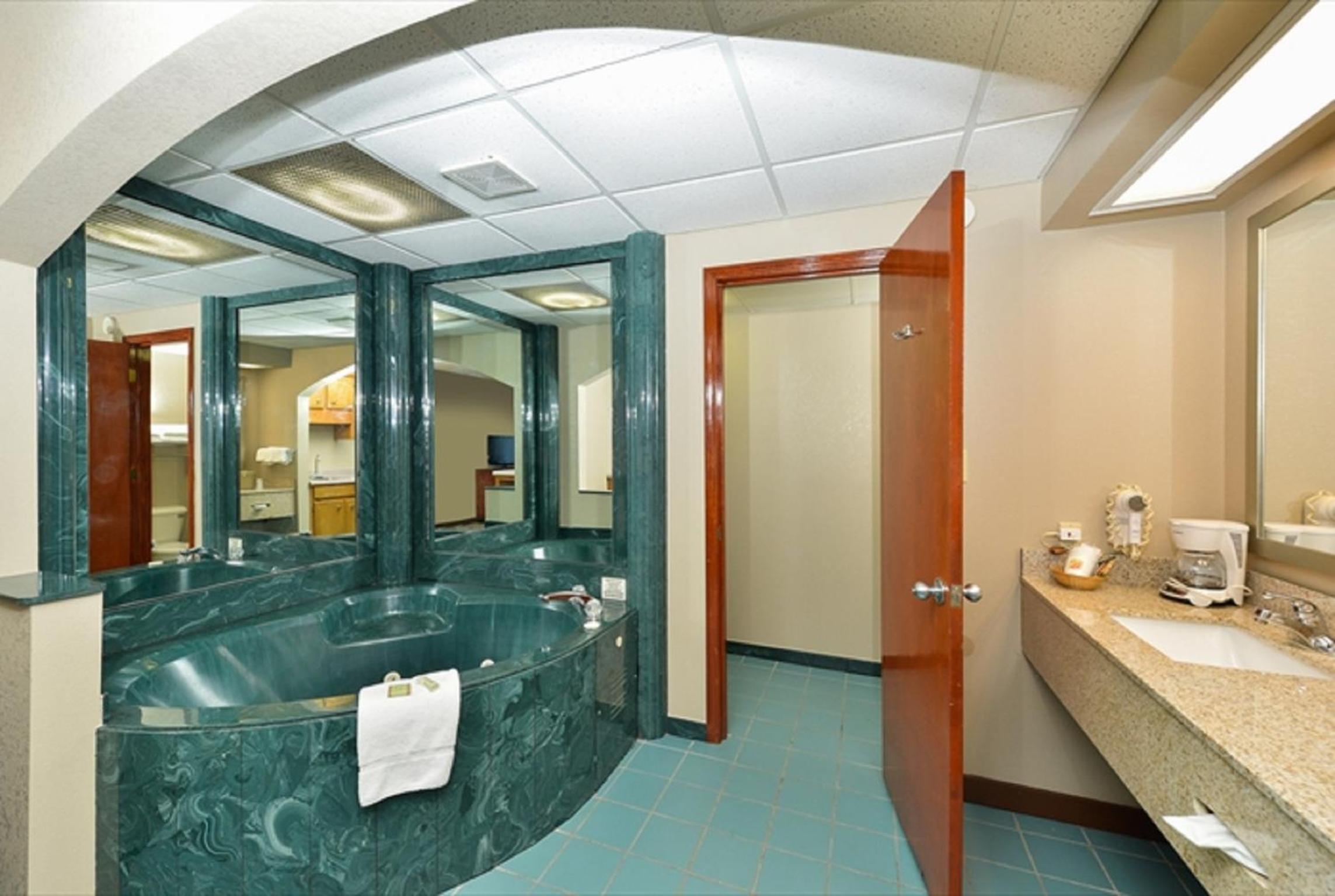 One-Bedroom King Suite - Non-Smoking - Photo 4