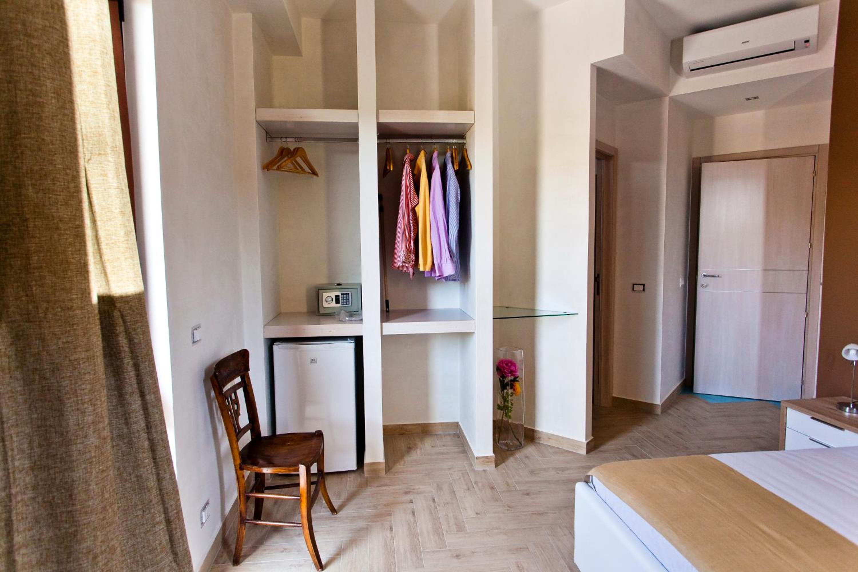 Deluxe Double Room with Balcony photo 3