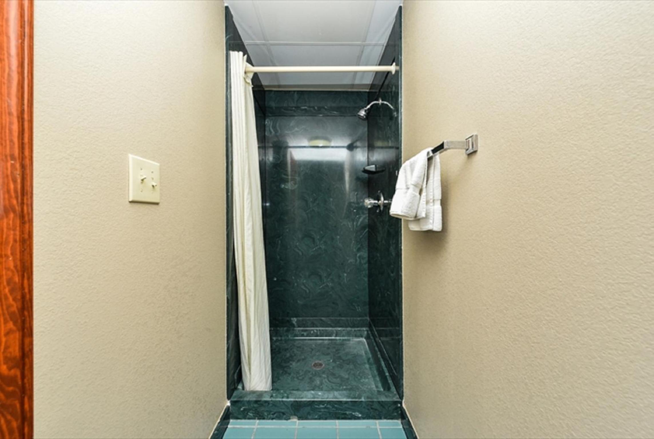 One-Bedroom King Suite - Non-Smoking - Photo 8