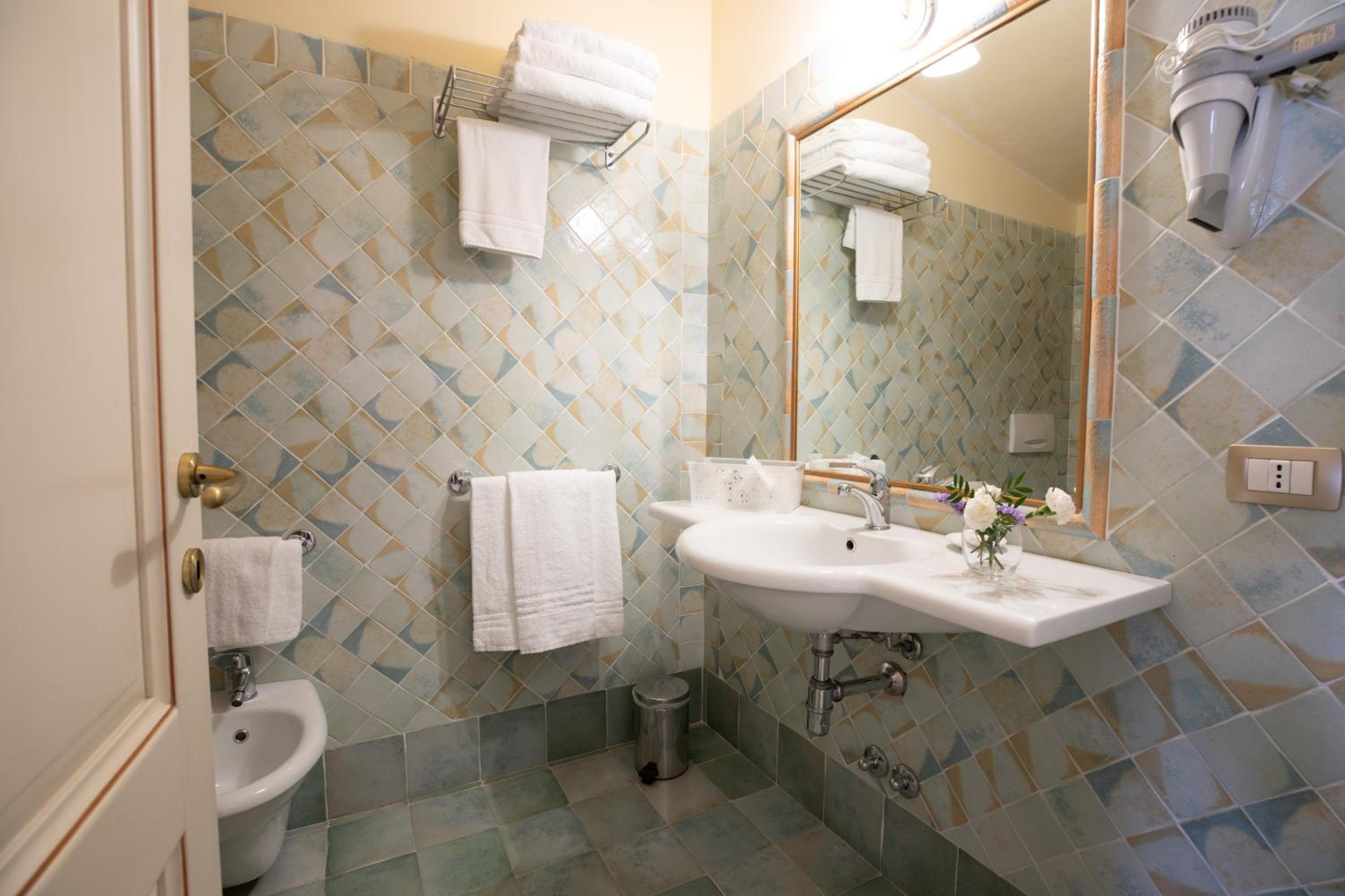 Twin Room - Photo 4