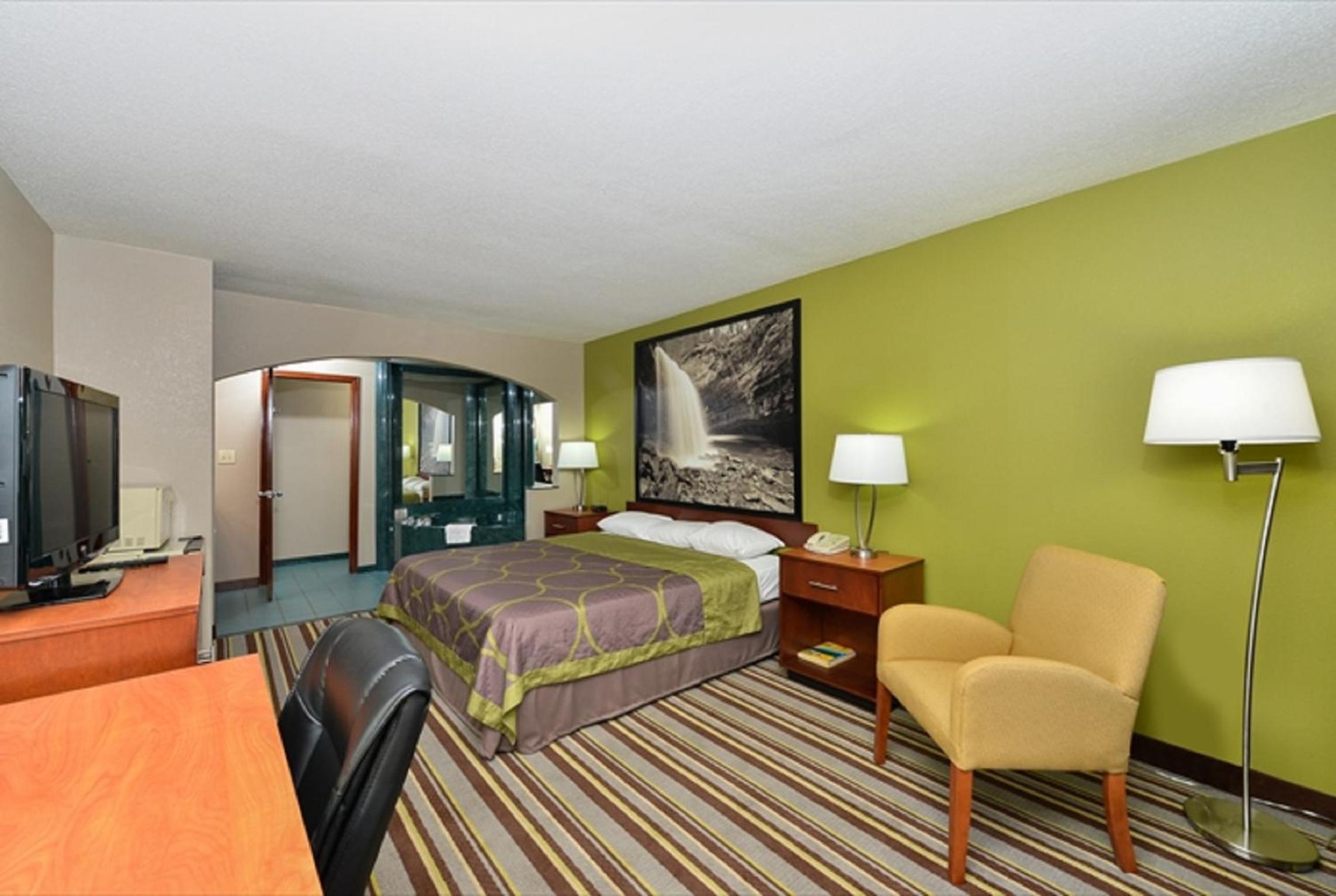Business King Room with Jacuzzi - Non-Smoking - Photo 1