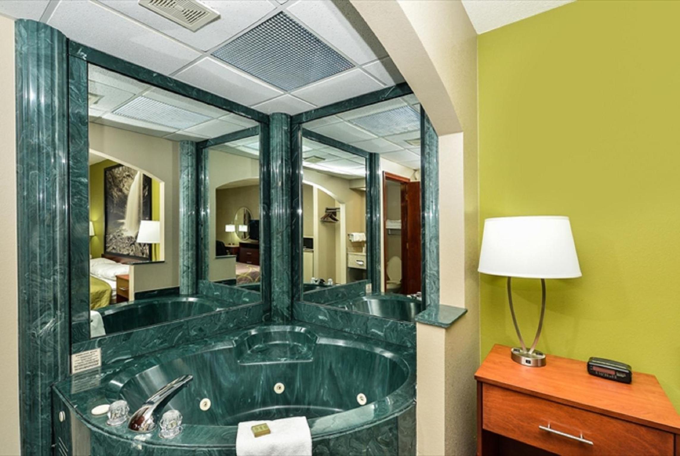 Business King Room with Jacuzzi - Non-Smoking - Photo 4