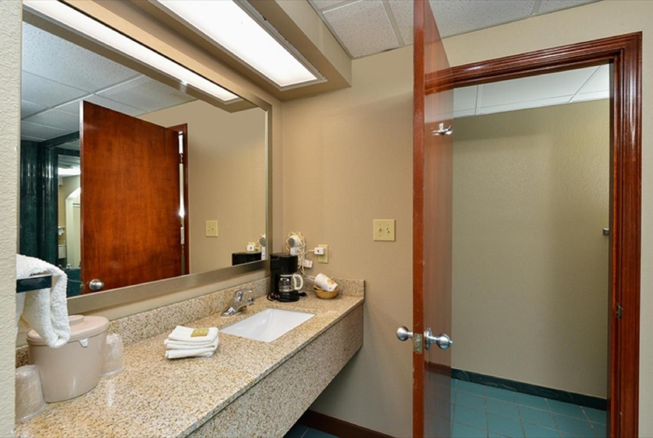 Business King Room with Jacuzzi - Smoking - Photo 2