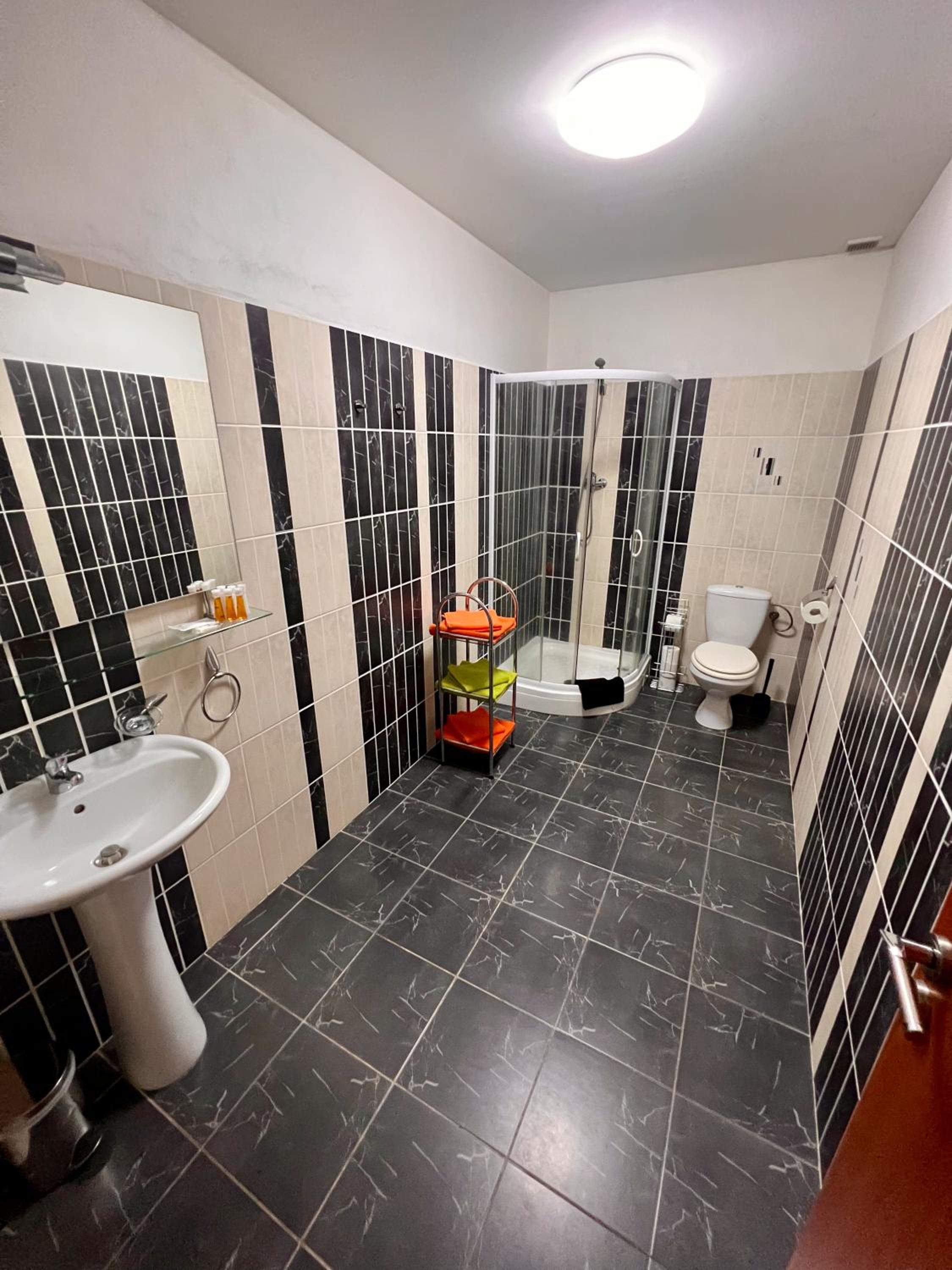 Basic Triple Room photo 3