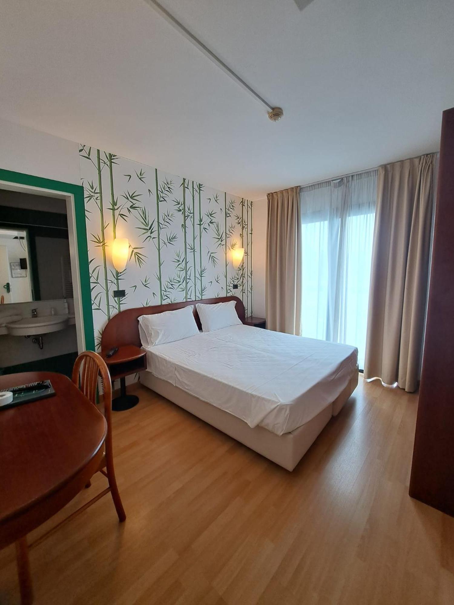 Double or Twin Room with Balcony photo 2