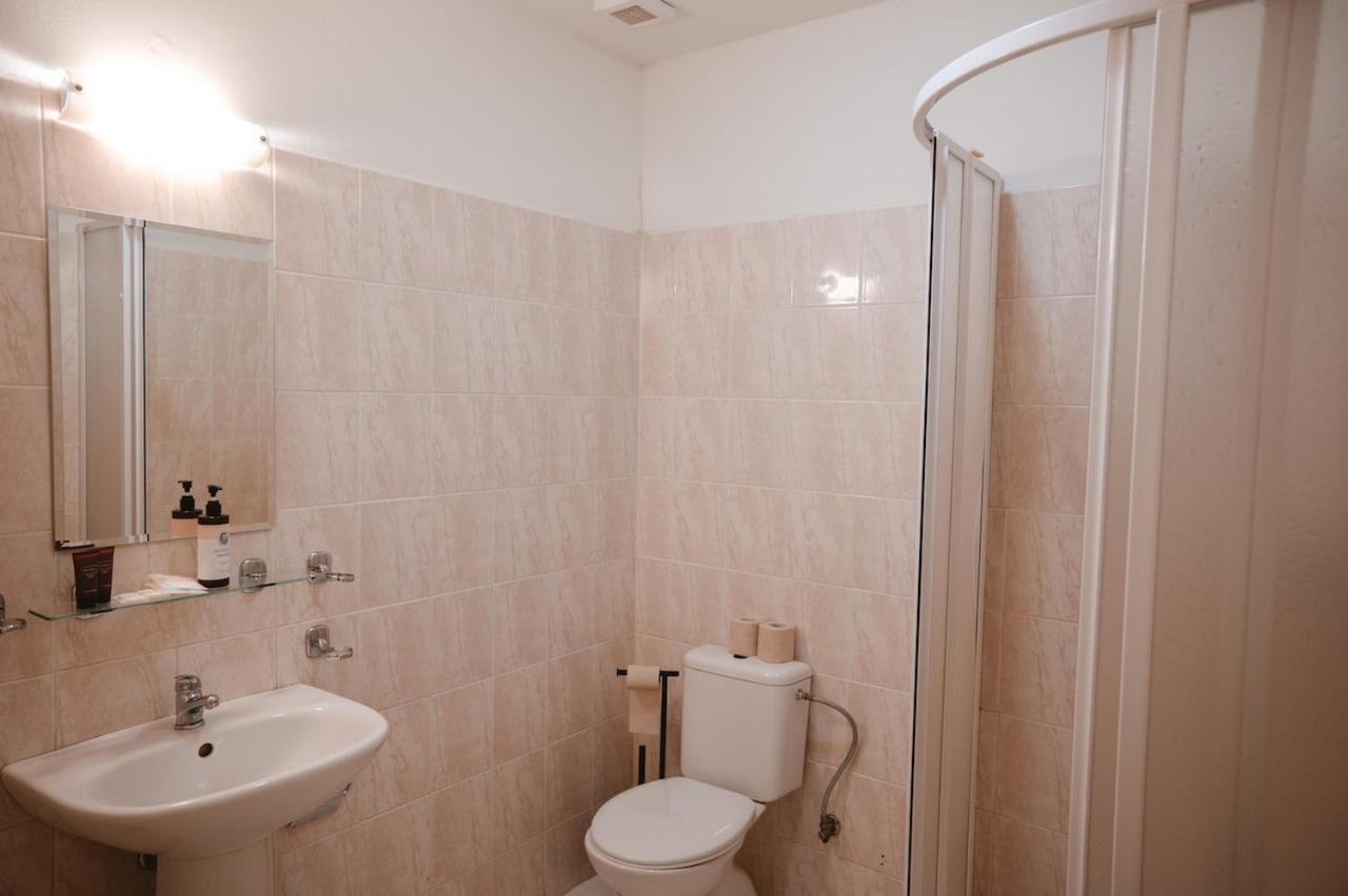 Economy Triple Room - Photo 3