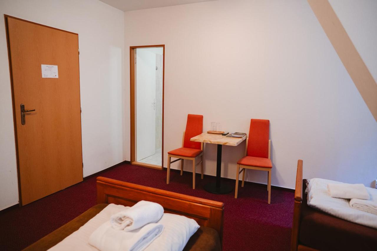 Economy Triple Room - Photo 2