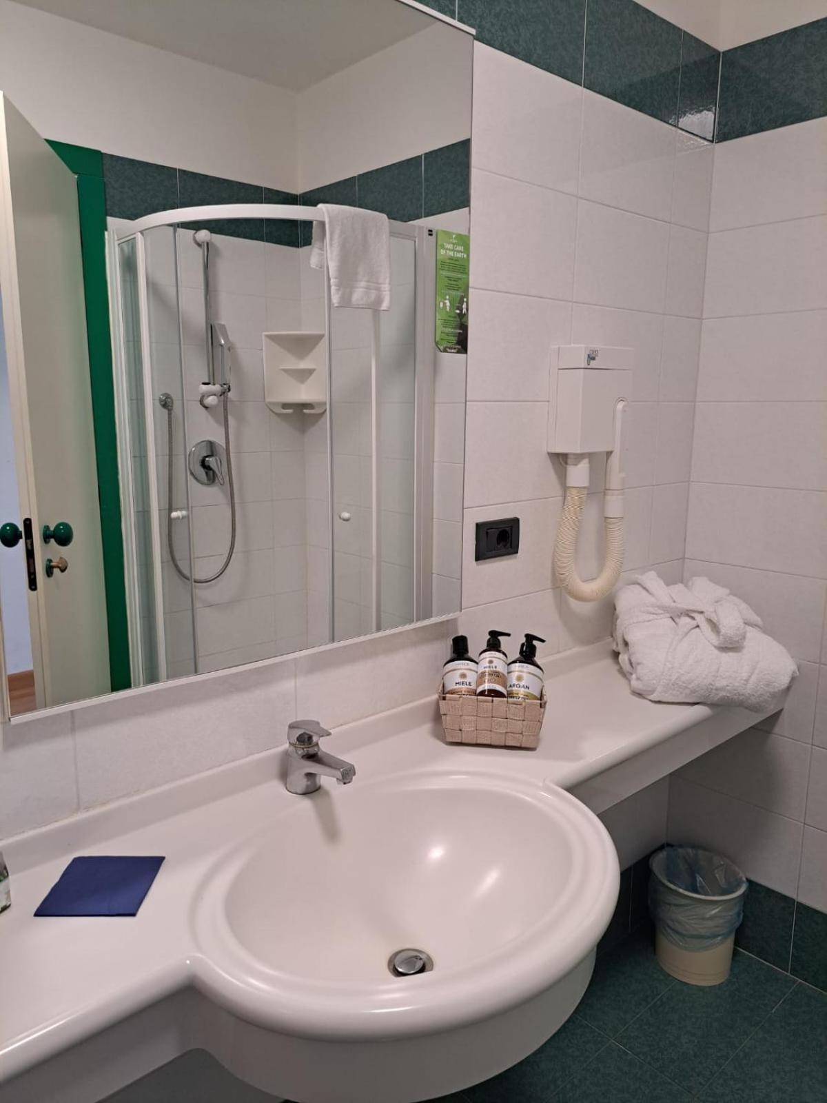 Deluxe Double Or Twin Room With Pool View photo 2