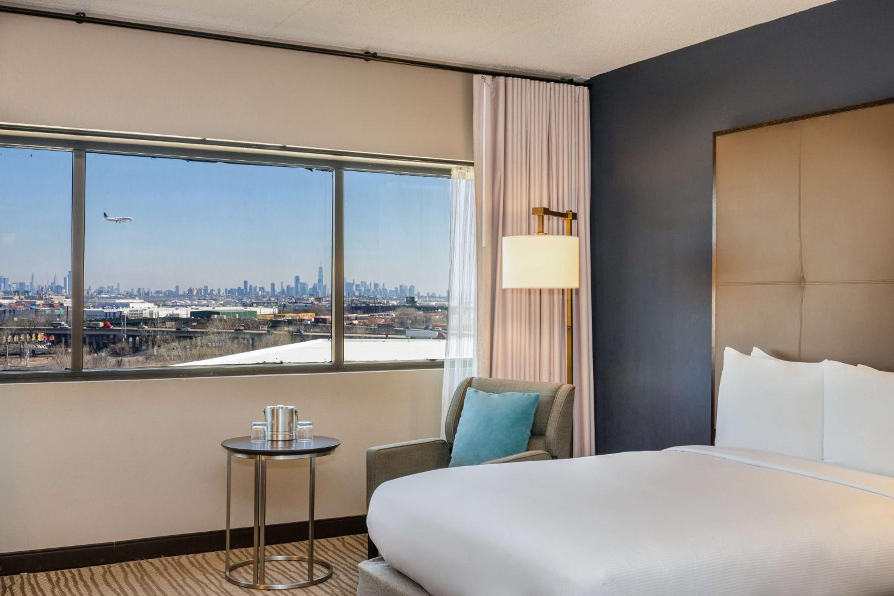 Double Room with Two Double Beds and NYC Skyline View - Top Floor - Photo 4