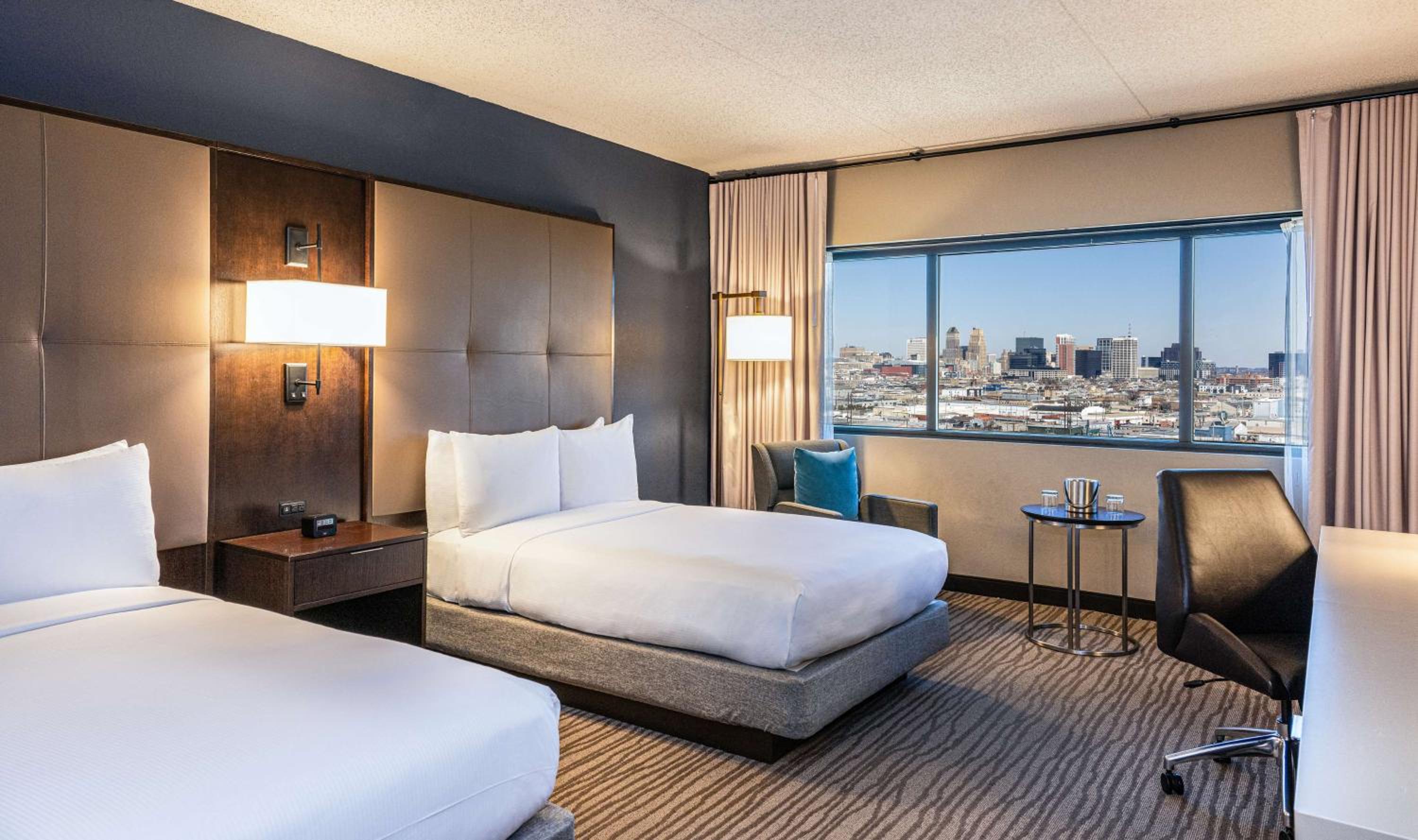 Double Room with Two Double Beds and Newark Skyline View - Top Floor photo 3