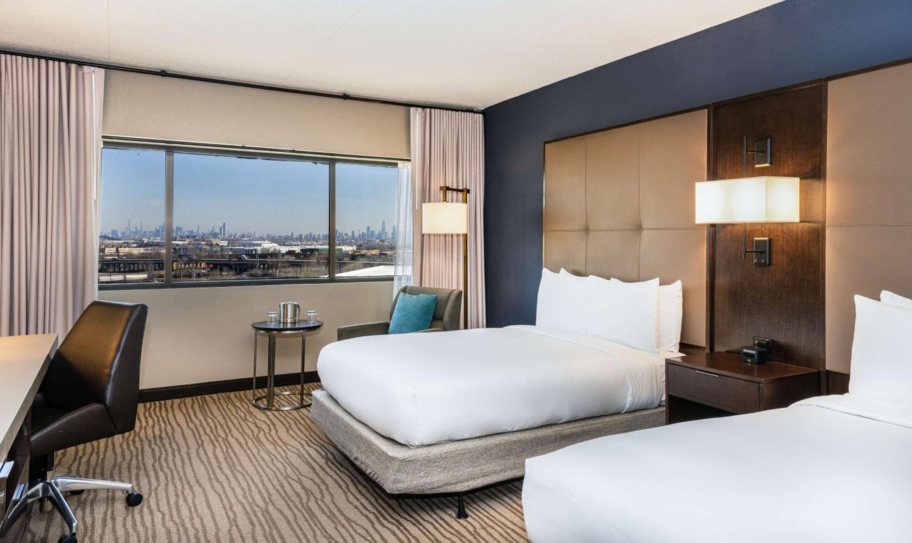 Double Room with Two Double Beds and NYC Skyline View - Top Floor - Photo 2