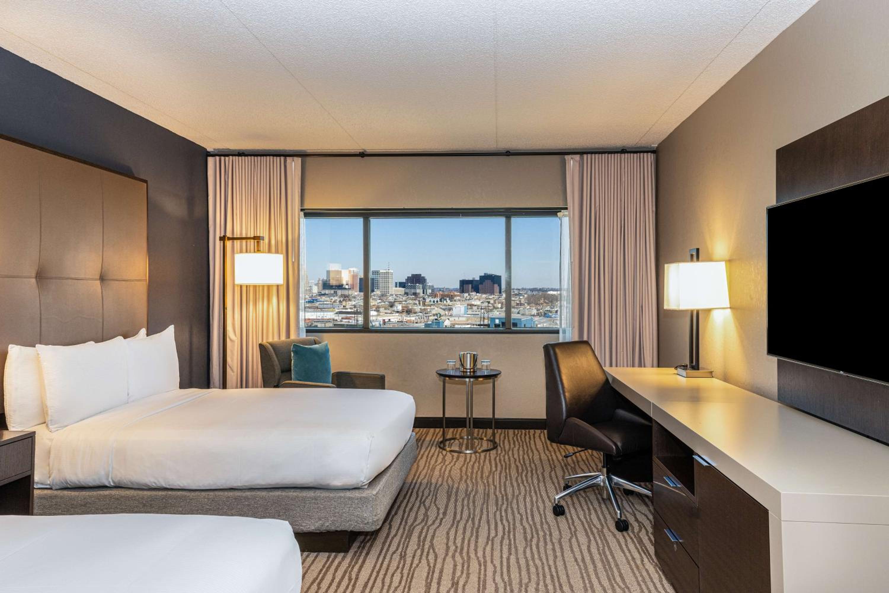 Double Room with Two Double Beds and Newark Skyline View - Top Floor photo 2