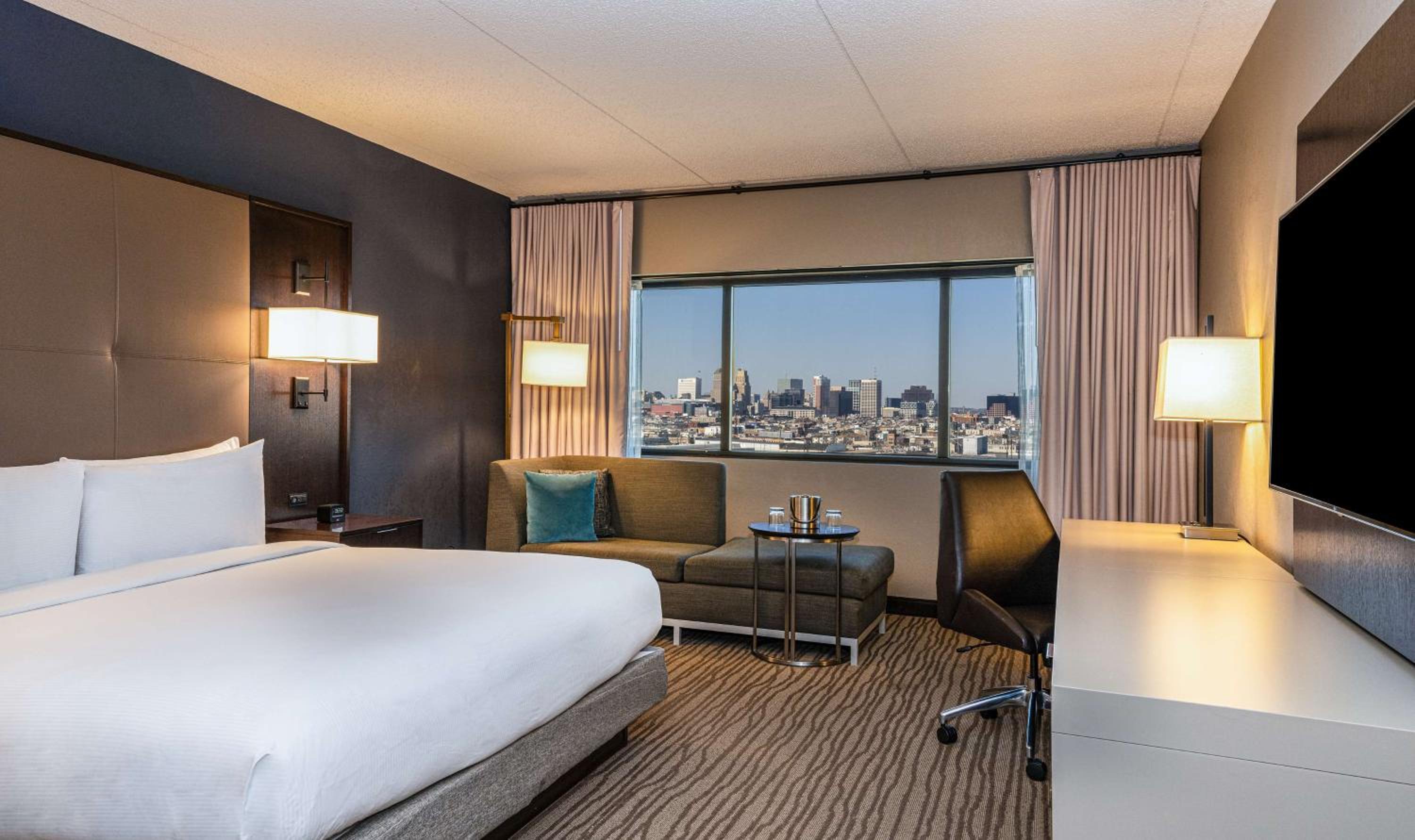 King Room with Newark Skyline View - Top Floor photo 1