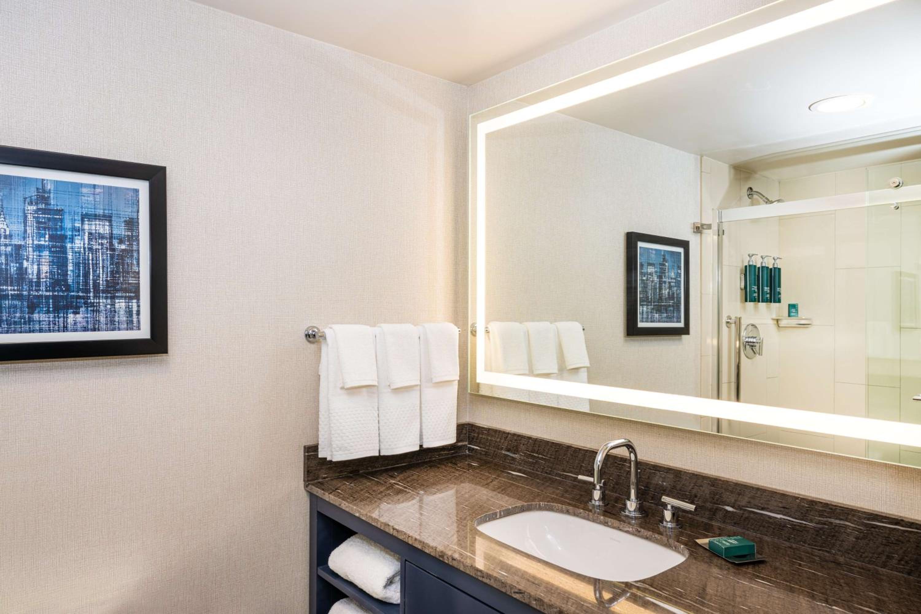 Double Room with Two Double Beds - Mobility Accessible with Roll-In Shower - Photo 5