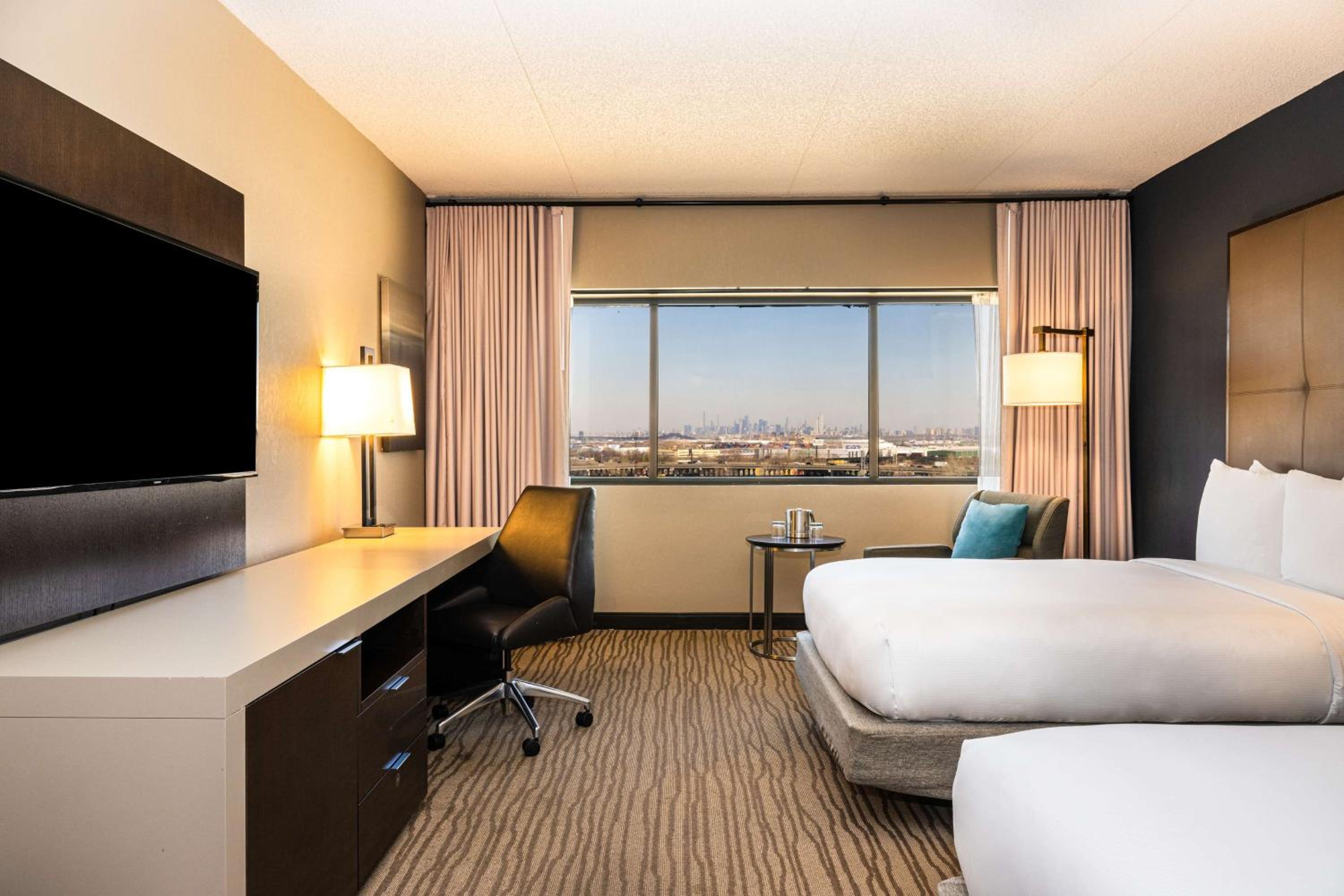 Double Room with Two Double Beds and NYC Skyline View - Top Floor - Photo 1