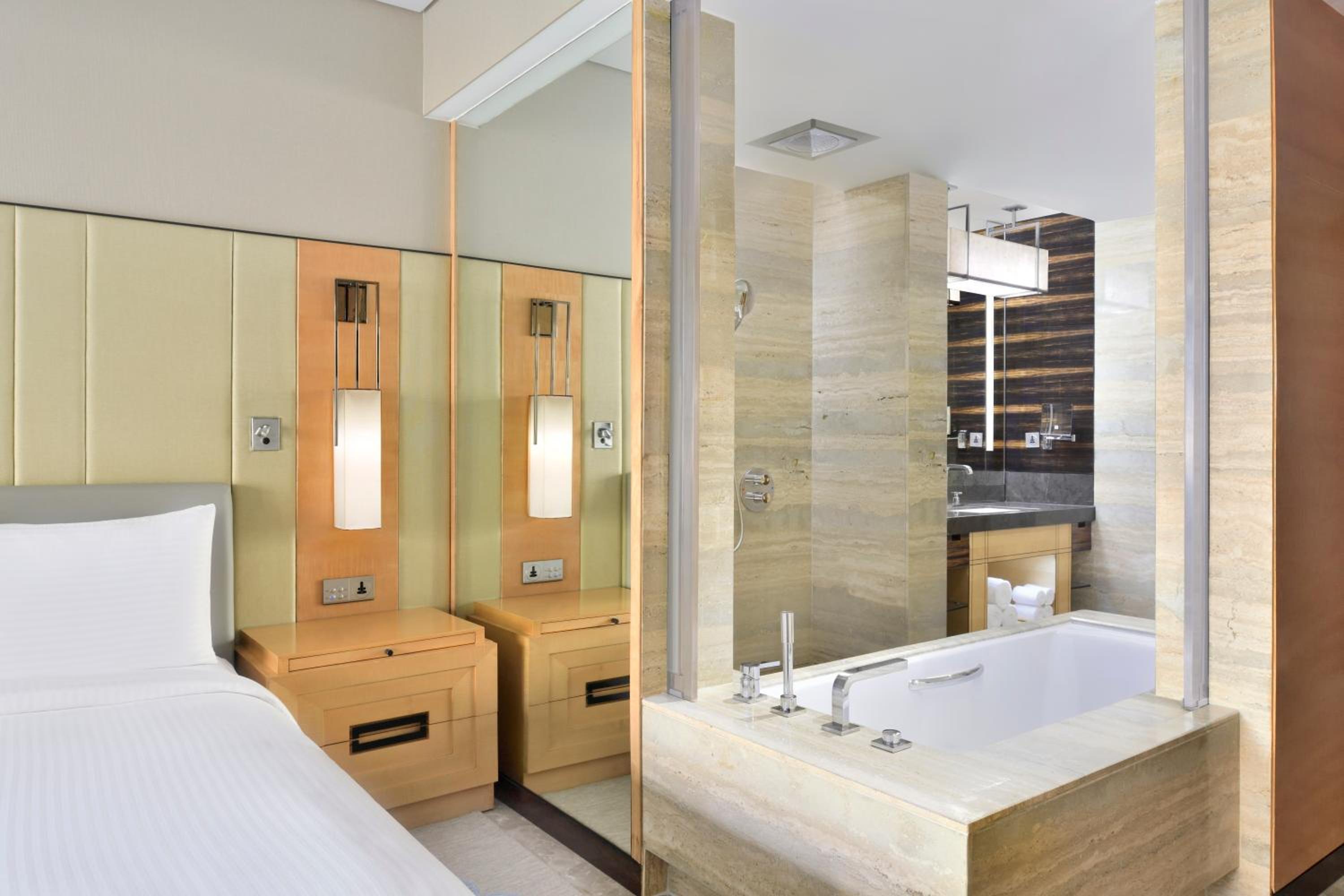 Executive Club Room, Club level, Guest room, 1 King - Photo 10