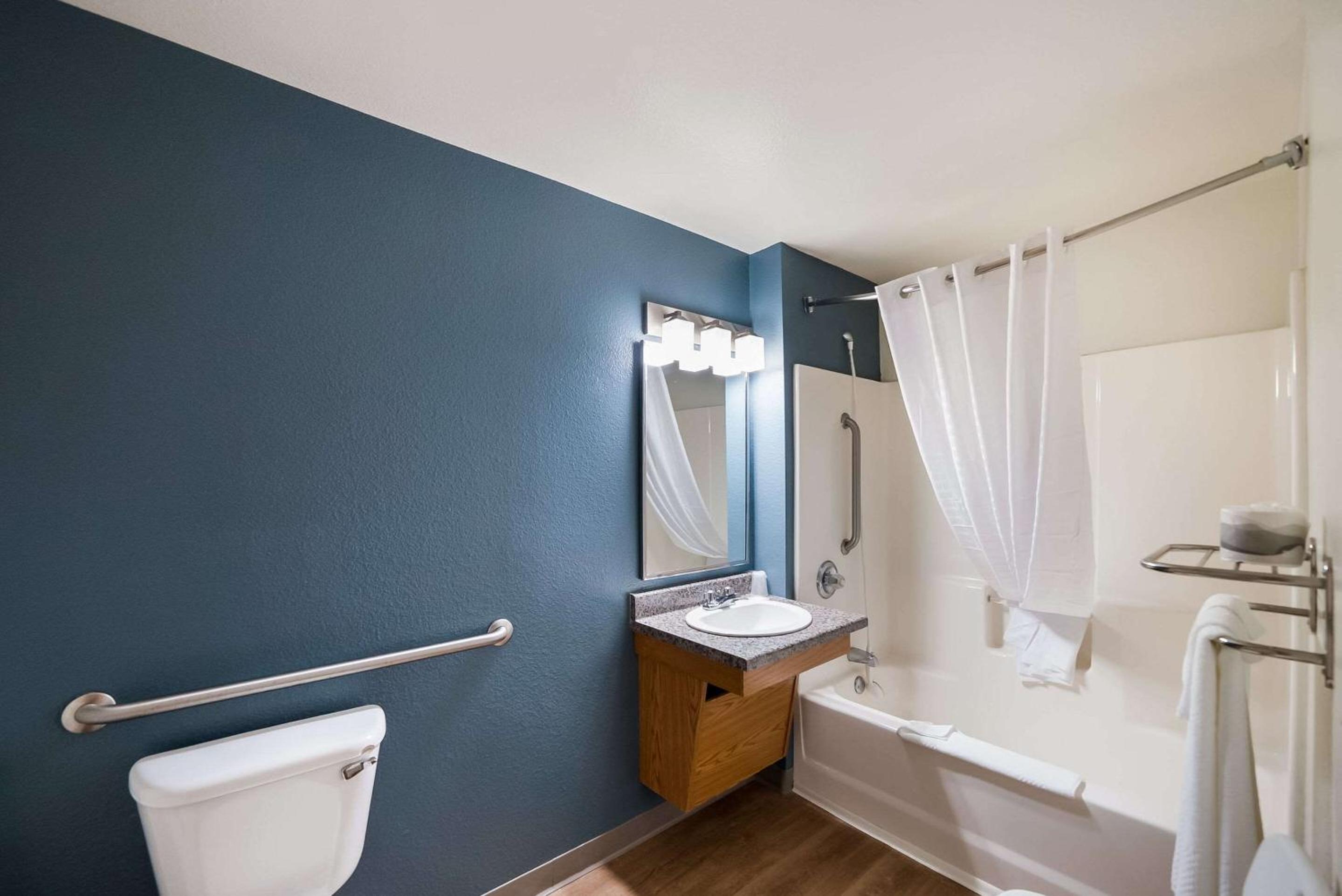 Standard Double Room - Accessible - Non-Smoking  photo 3