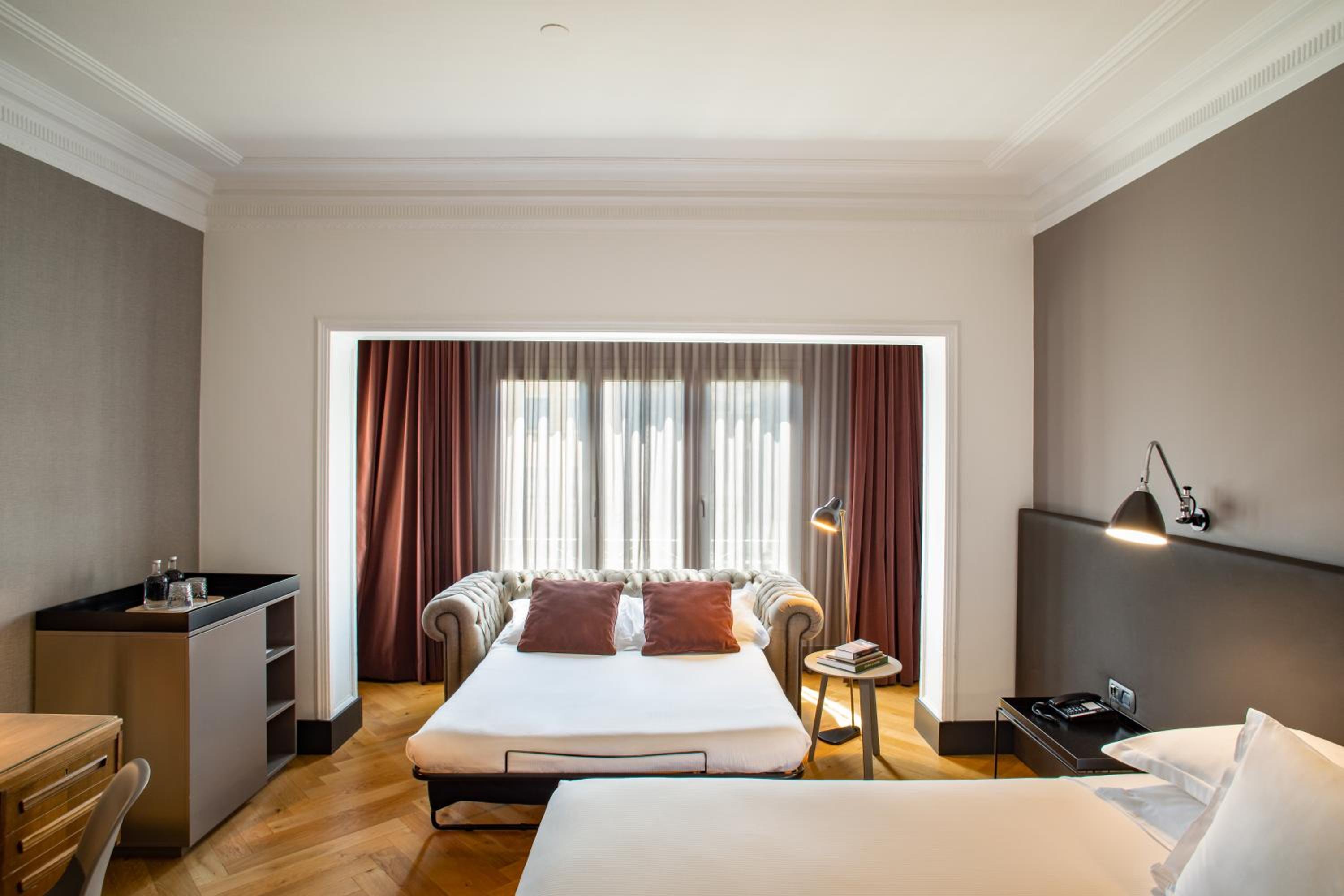Collection Premium King Room with Sofa Bed thumbnail 5