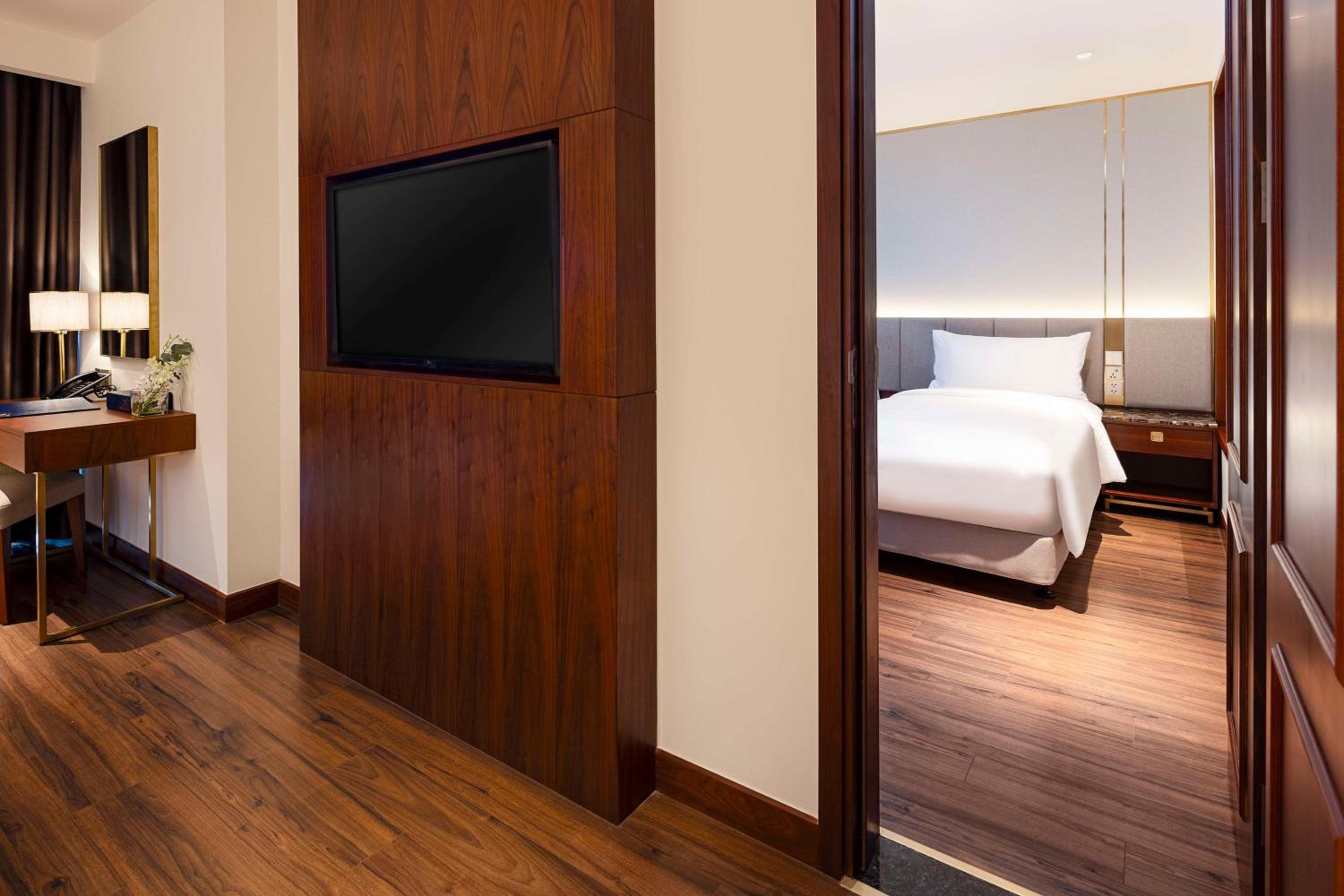 Deluxe King Room - Photo 3