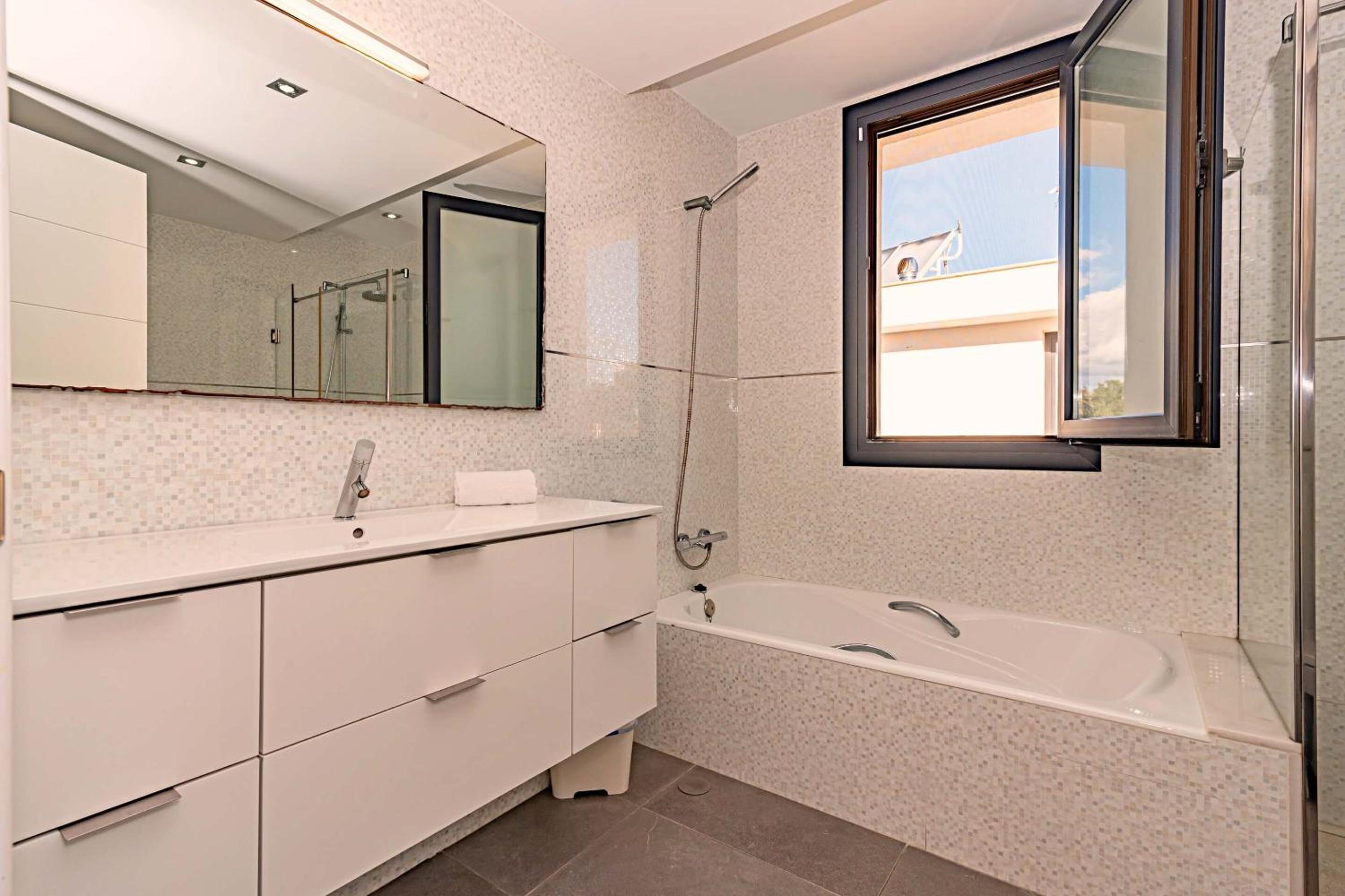 Four-Bedroom Villa photo 2