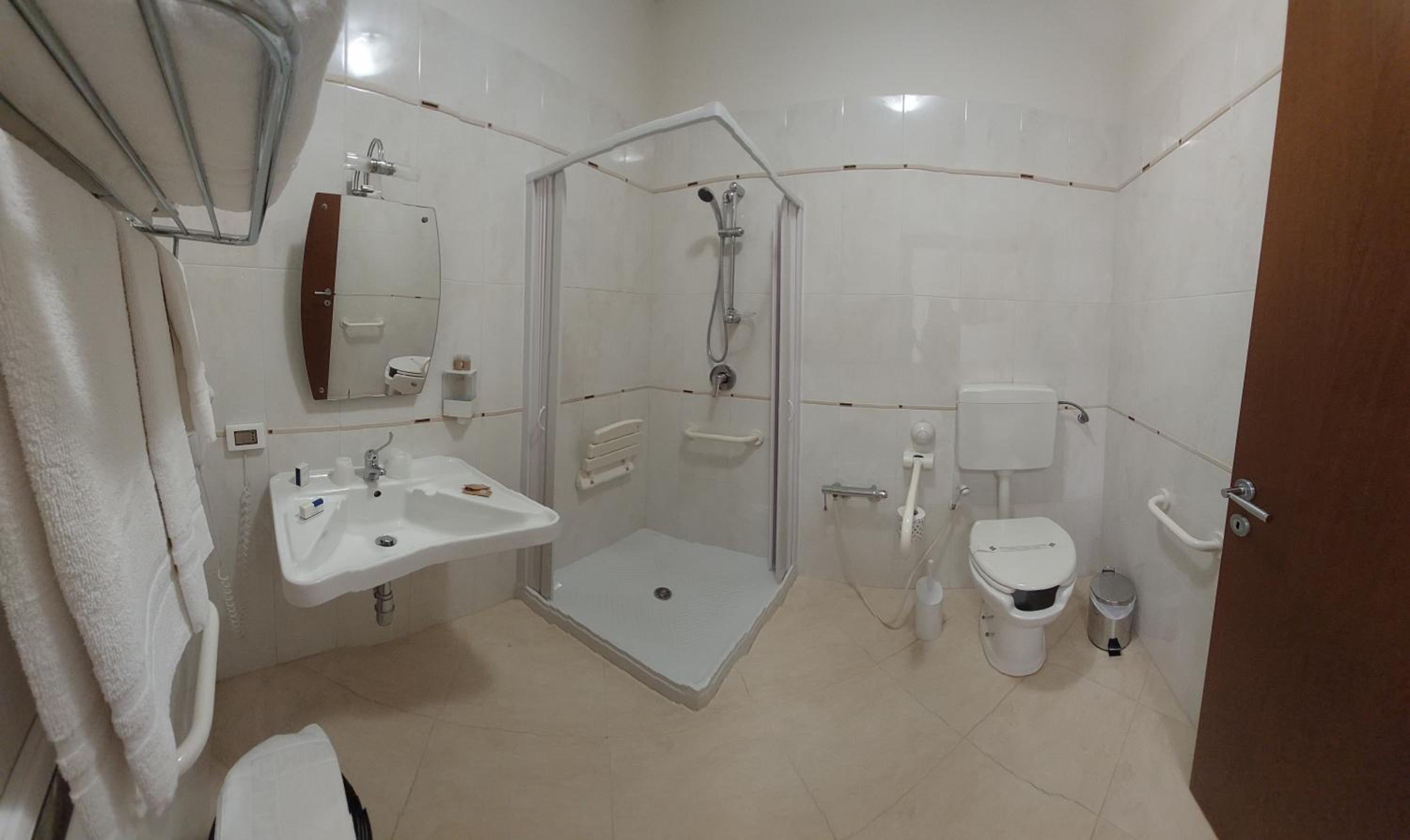 Double or Twin Room - Disability Access - Photo 3