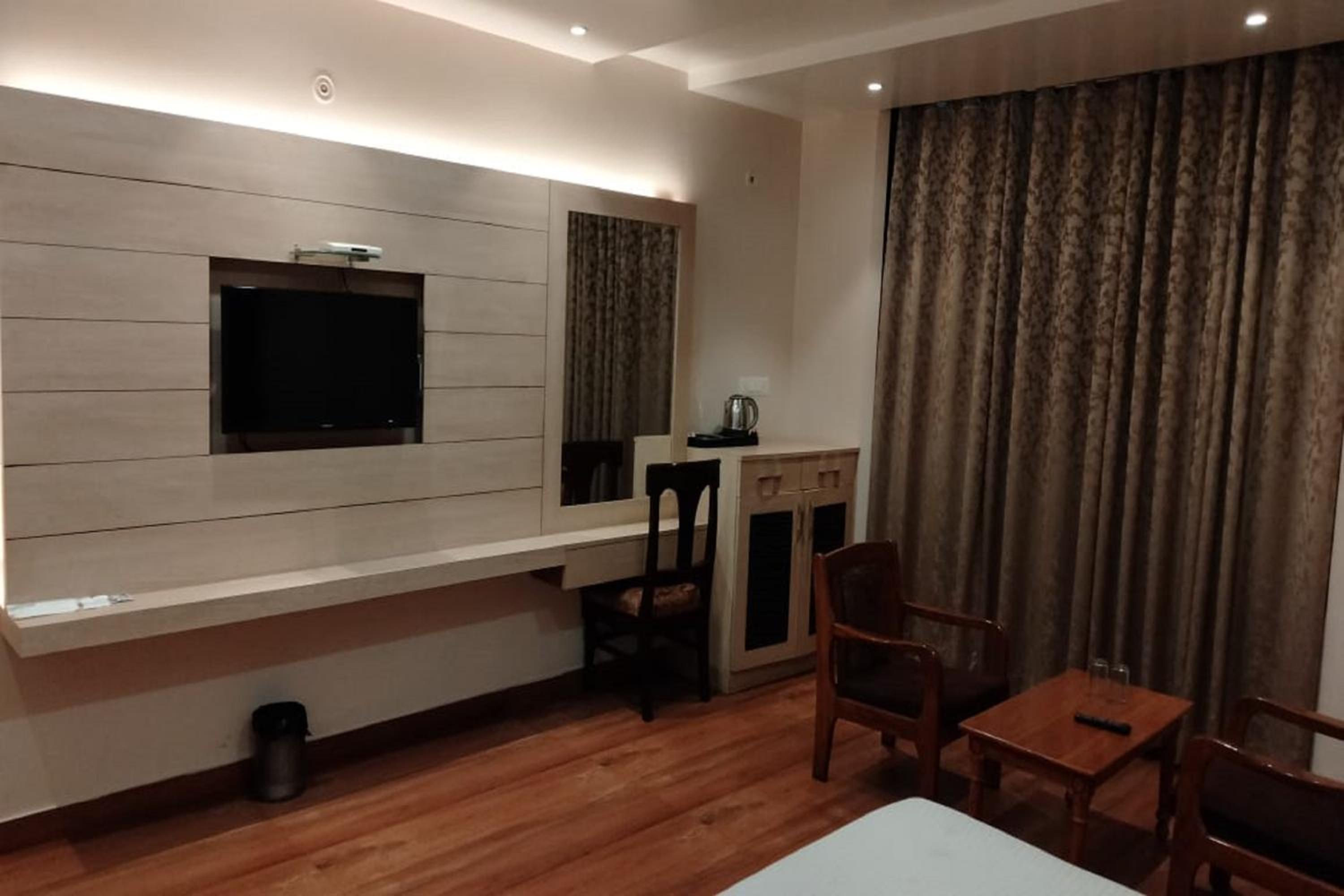 Deluxe Room - Photo 13