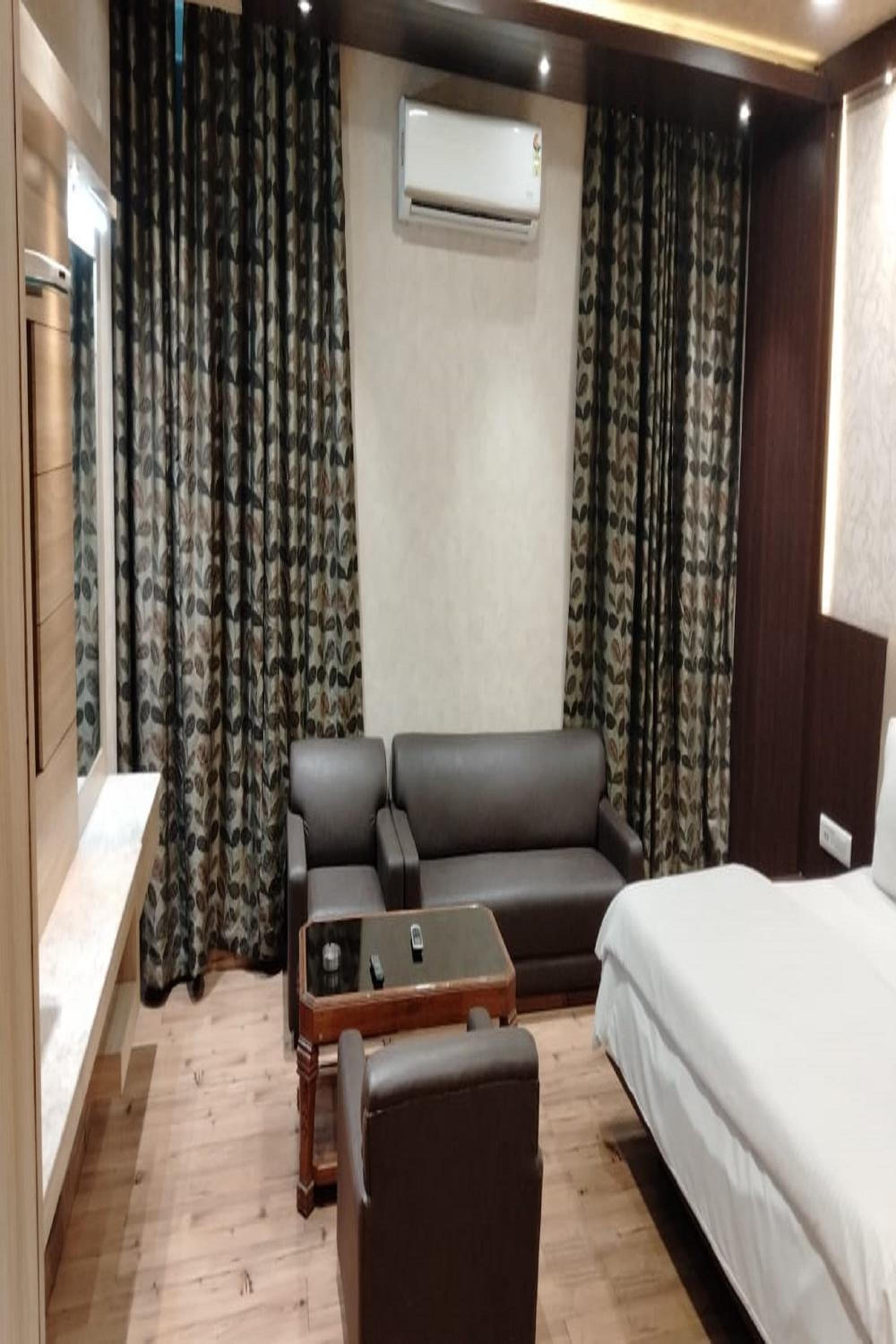 Deluxe Room - Photo 11