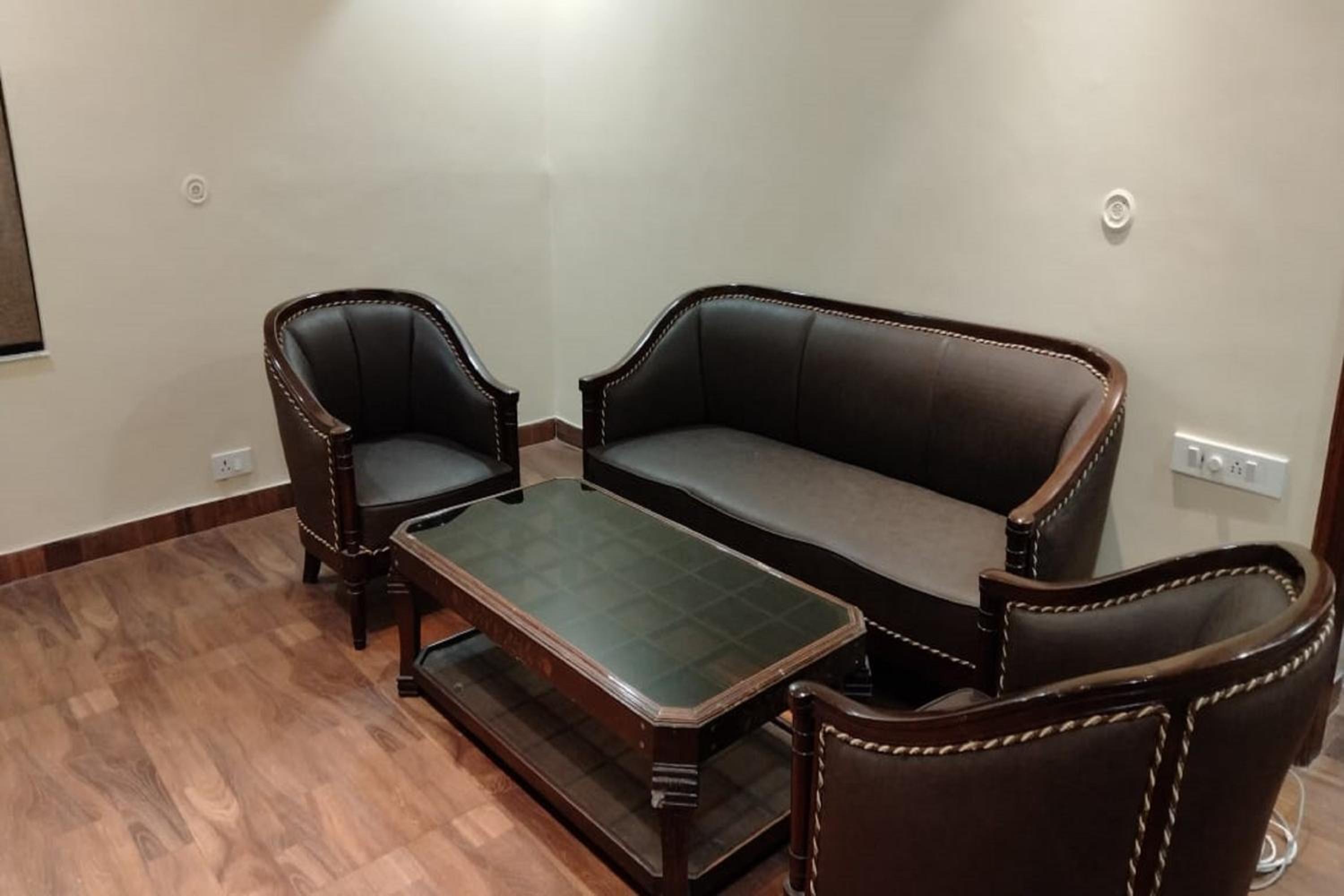 Executive Suite - Photo 11