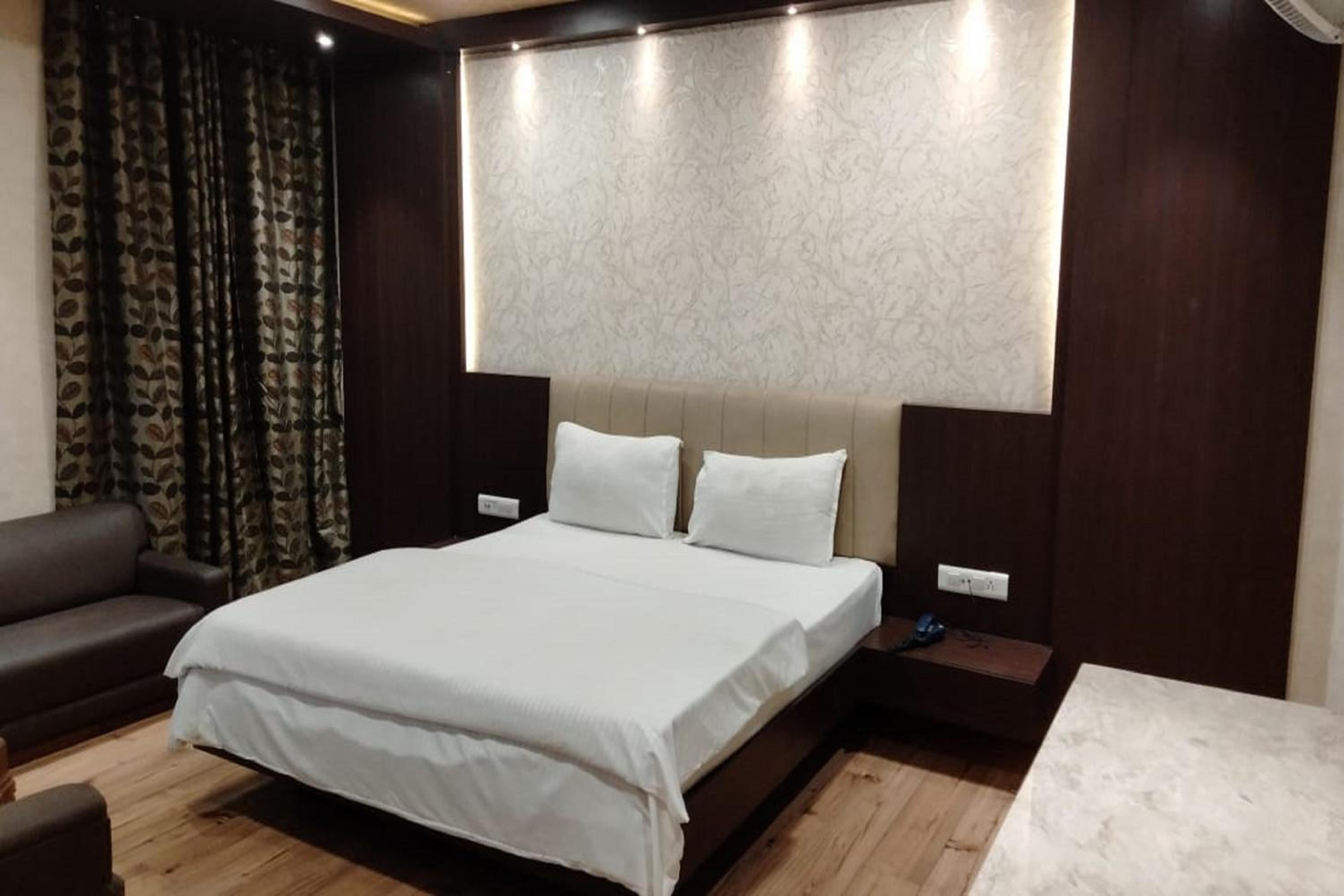 Deluxe Room - Photo 10