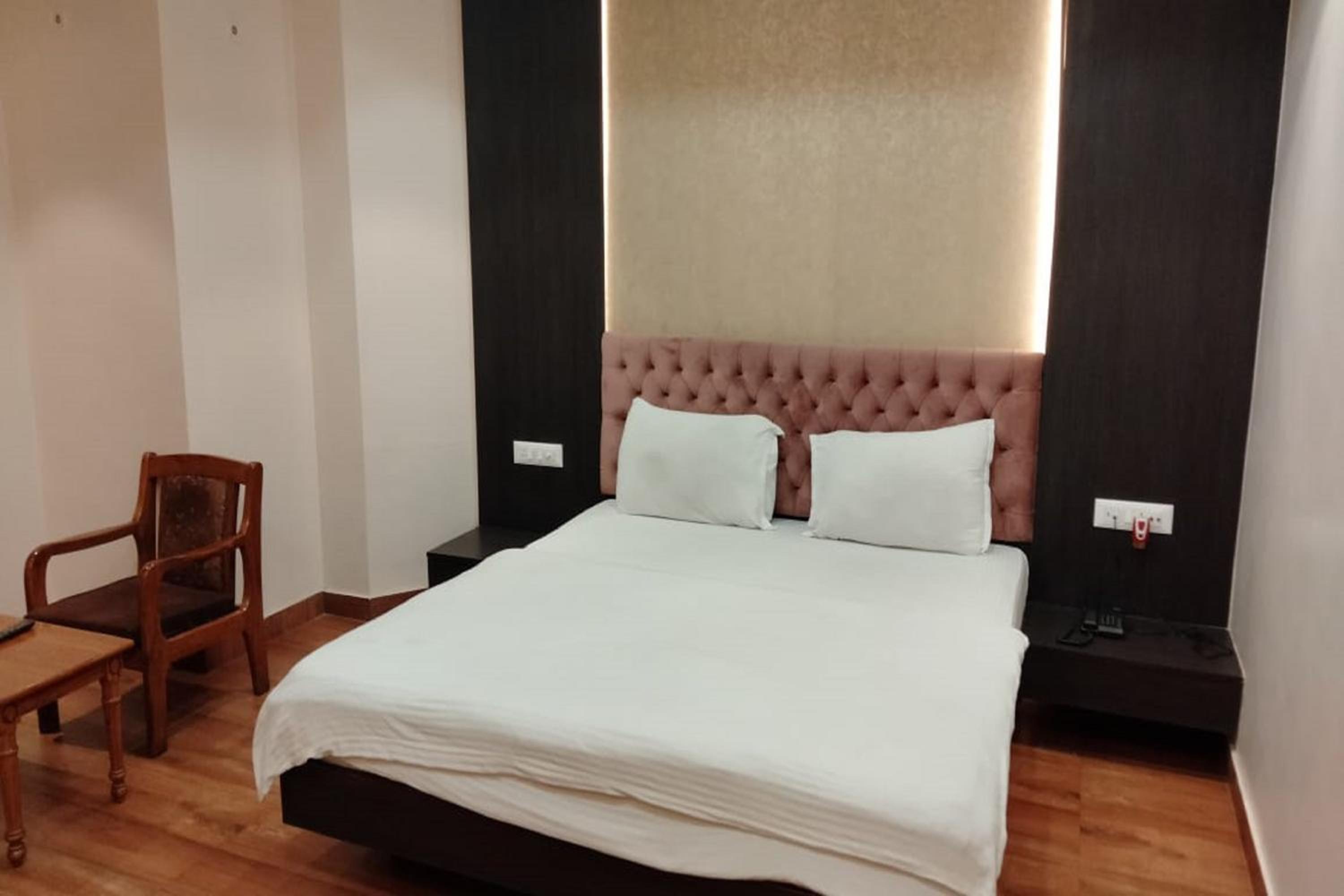 Deluxe Room - Photo 9