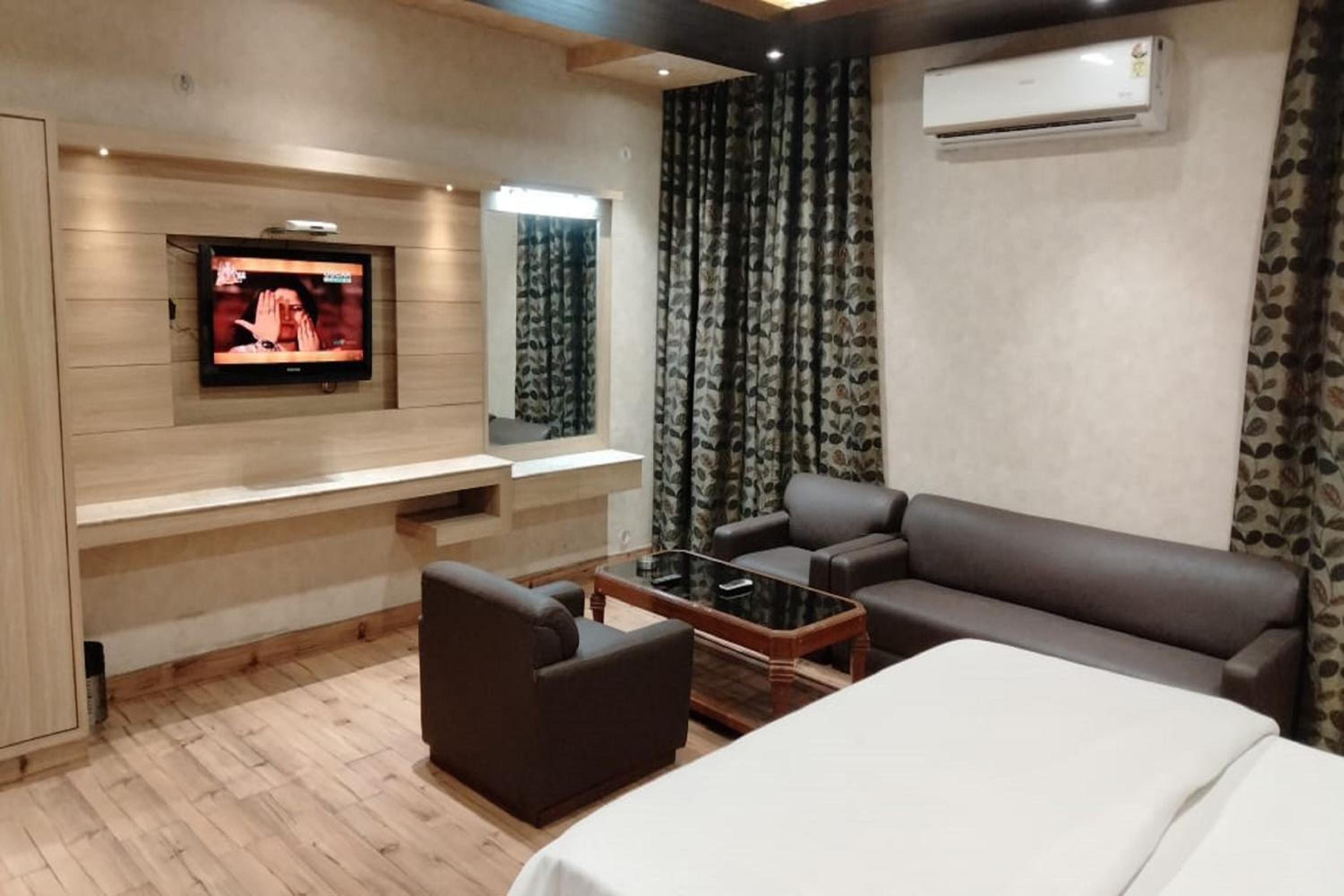 Deluxe Room - Photo 7