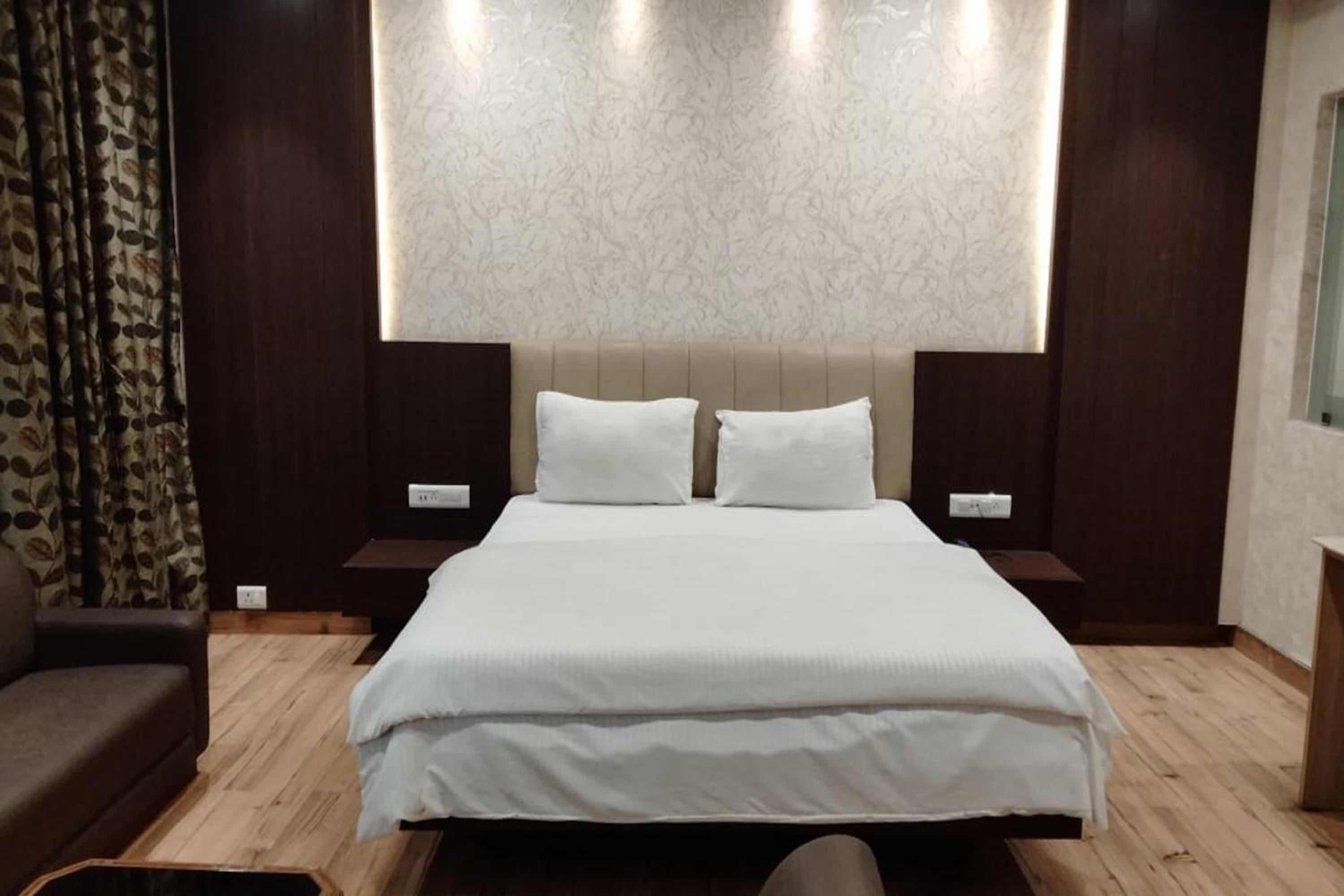 Deluxe Room - Photo 3