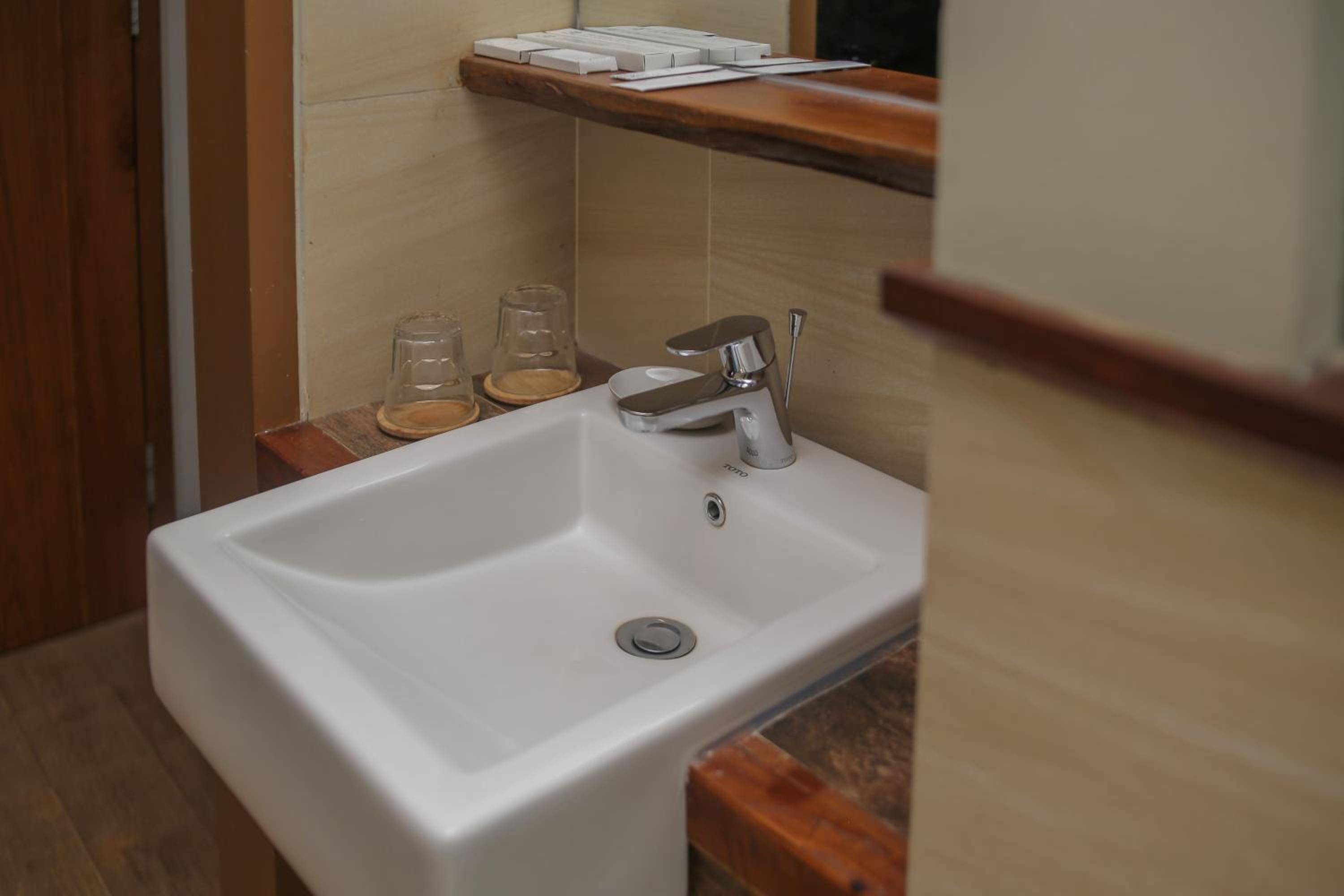 Deluxe Room (2 Adults + 1 Child) - Photo 12
