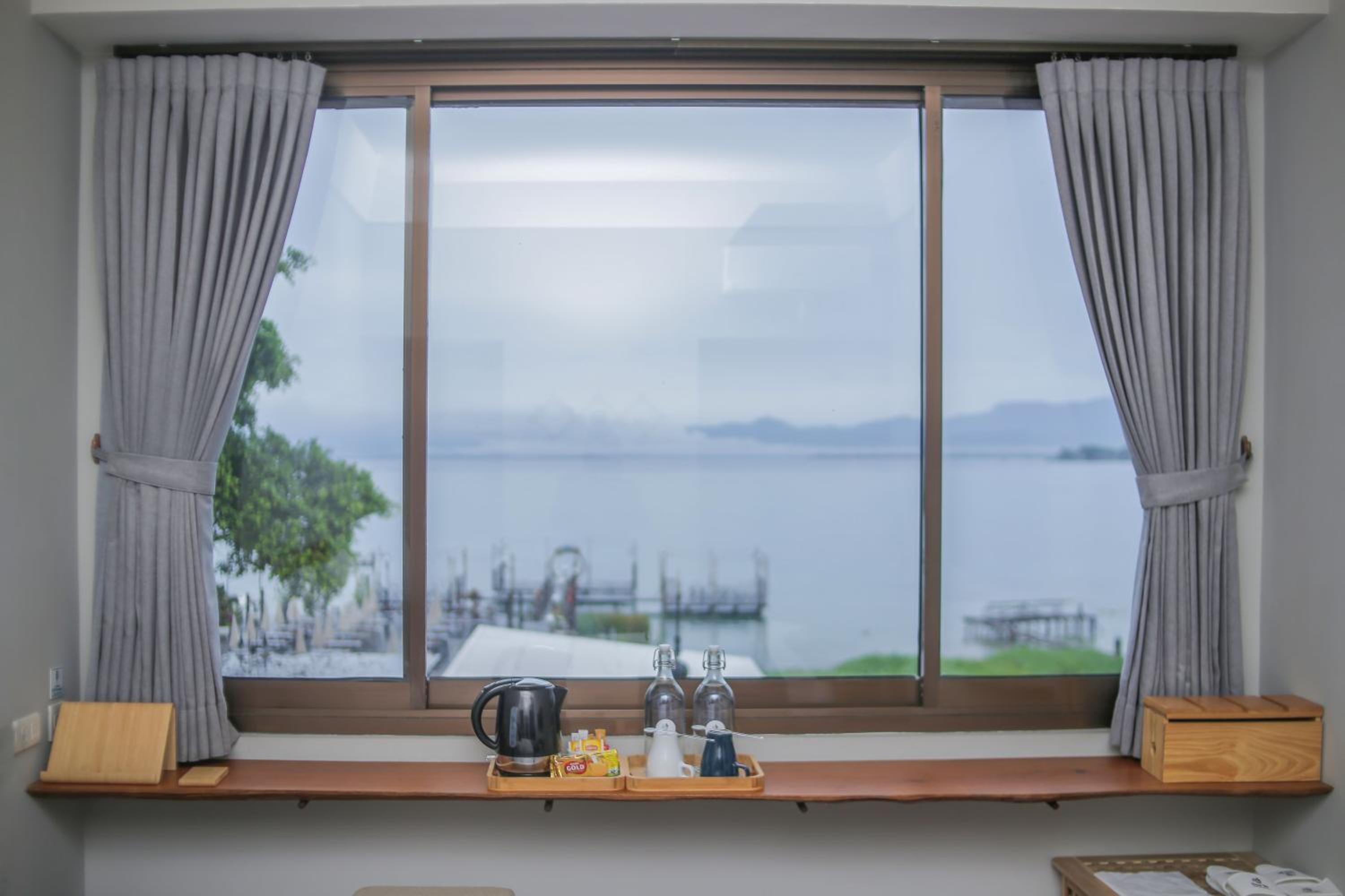 Deluxe Room (2 Adults + 1 Child) - Photo 3