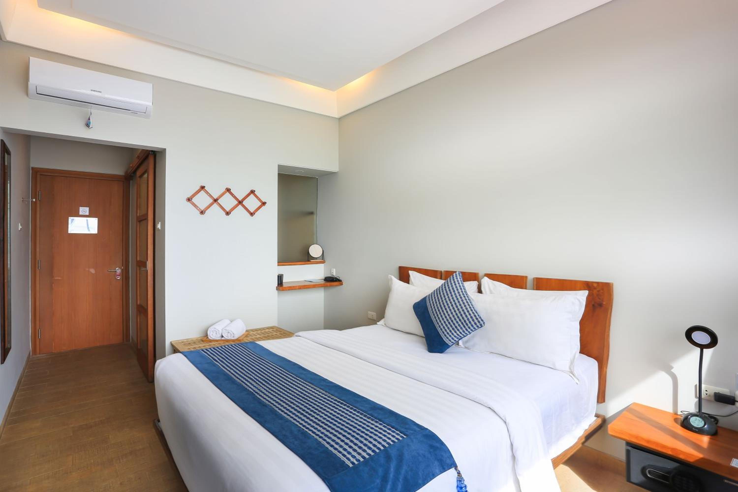 Deluxe Room (2 Adults + 1 Child) - Photo 2
