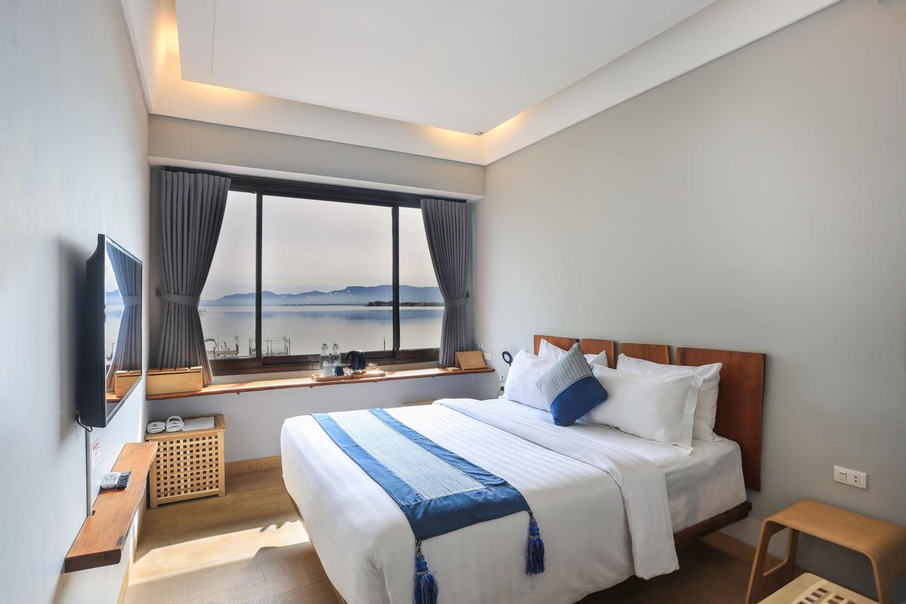 Deluxe Room (2 Adults + 1 Child) - Photo 1