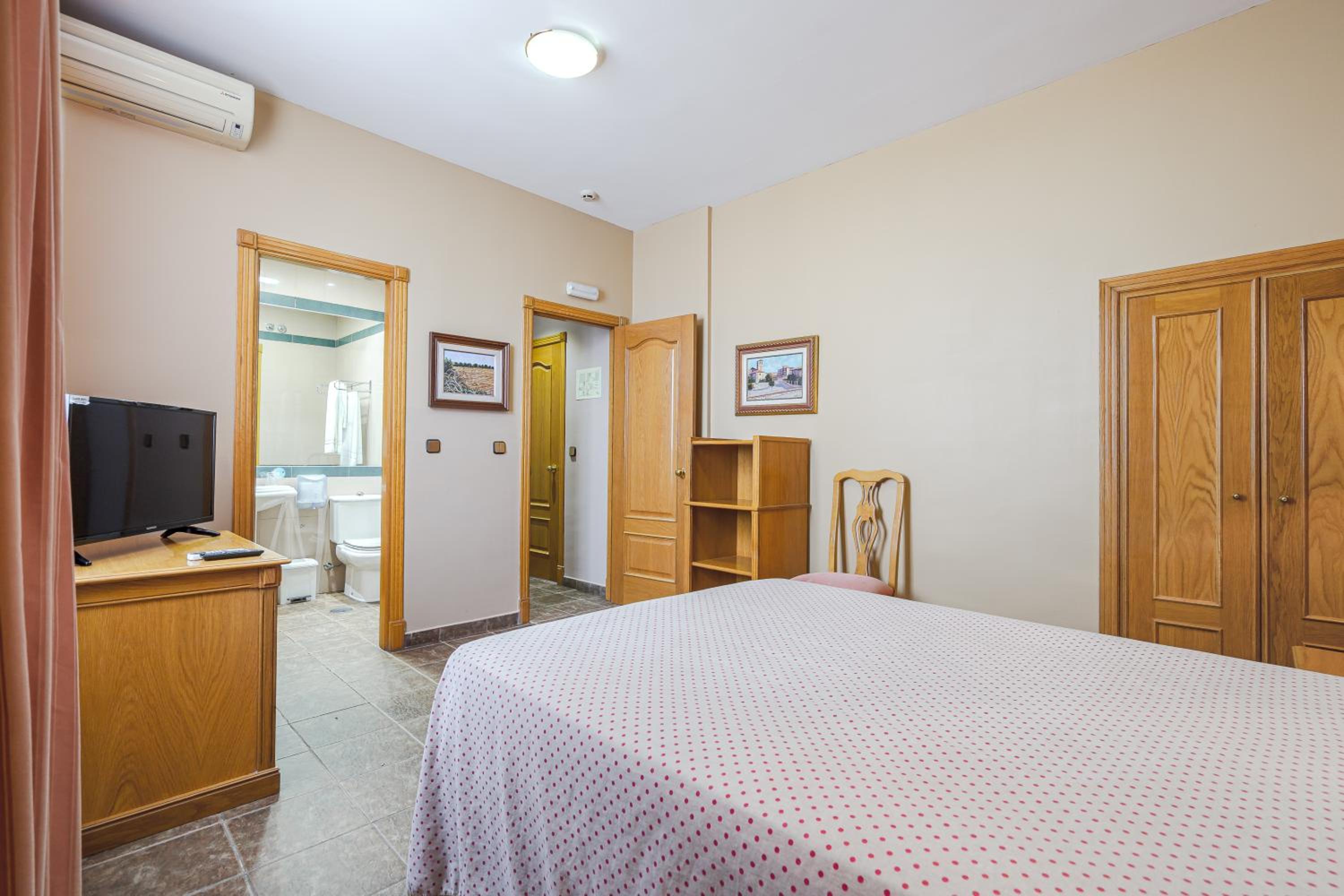 Double Room with Private Bathroom photo 2