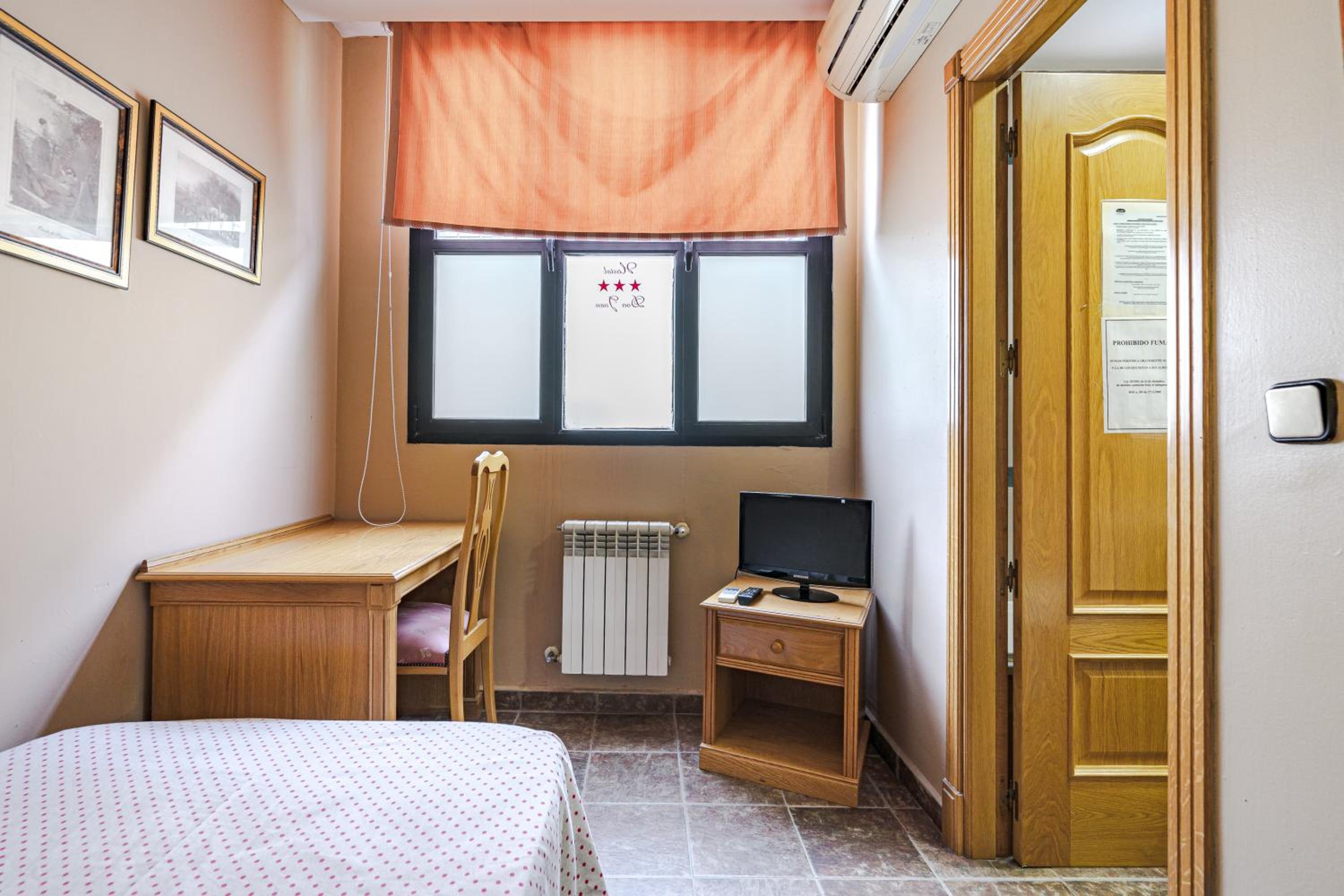 Single Room with Private Bathroom photo 3