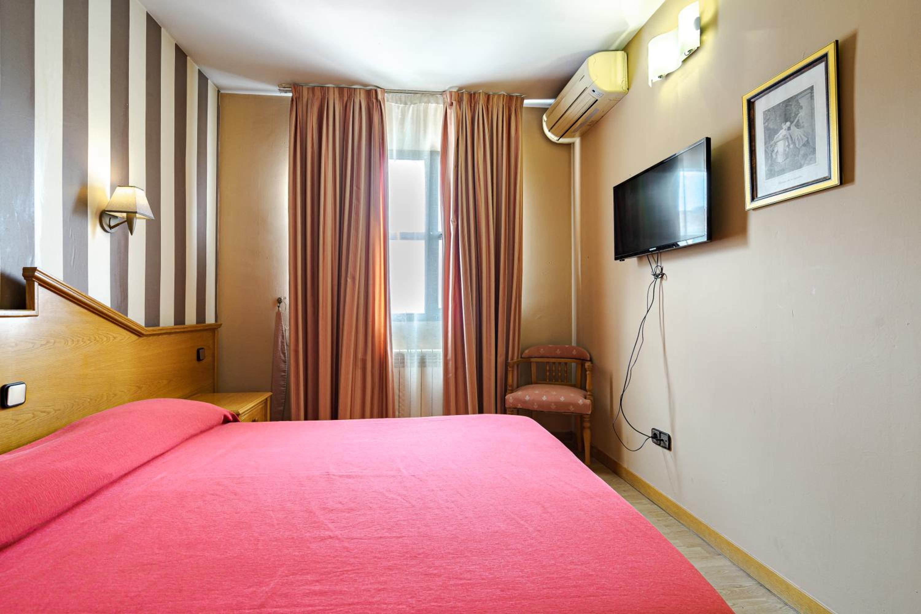 Triple room with double bed and single bed photo 2