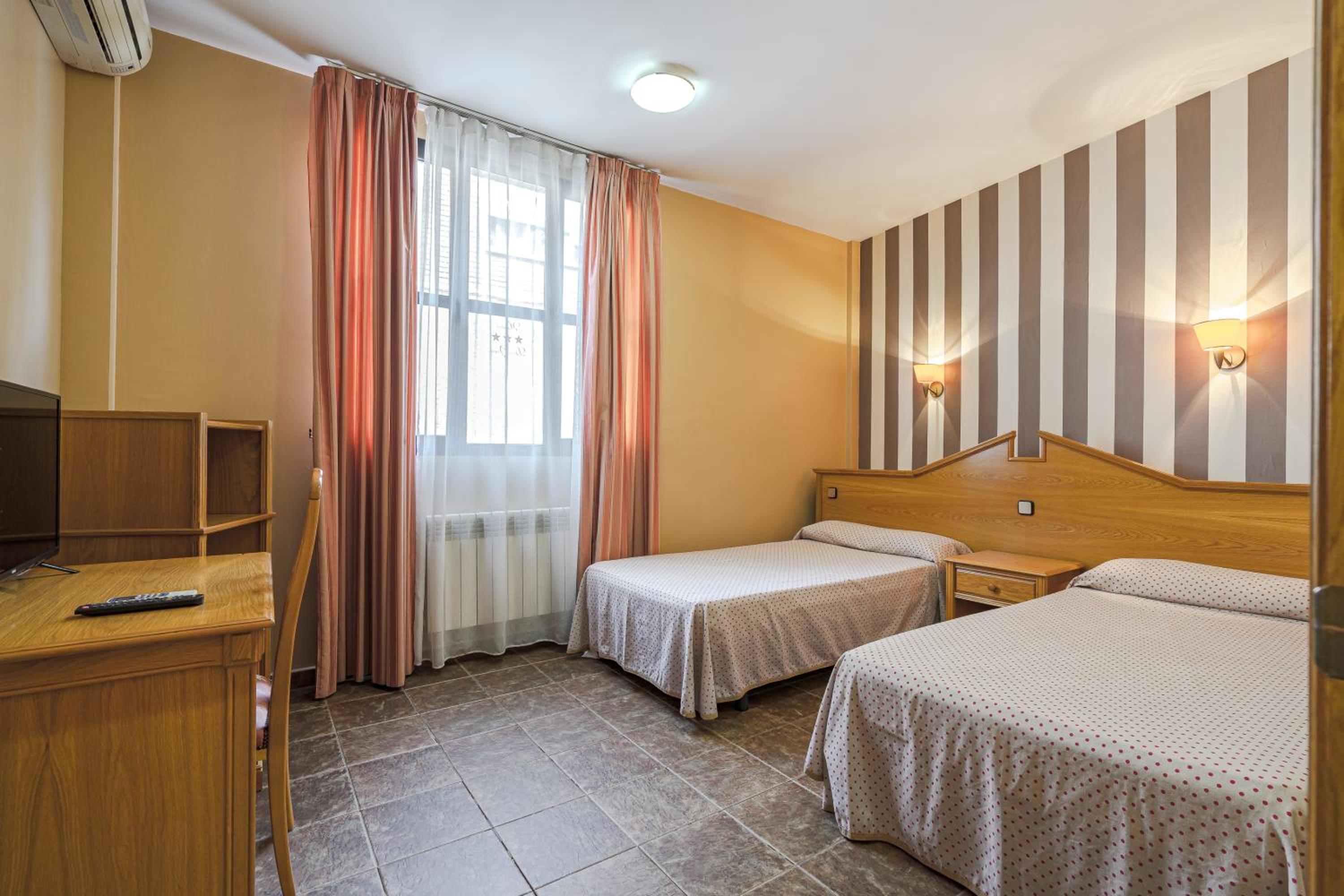 Twin Room with Private Bathroom photo 2